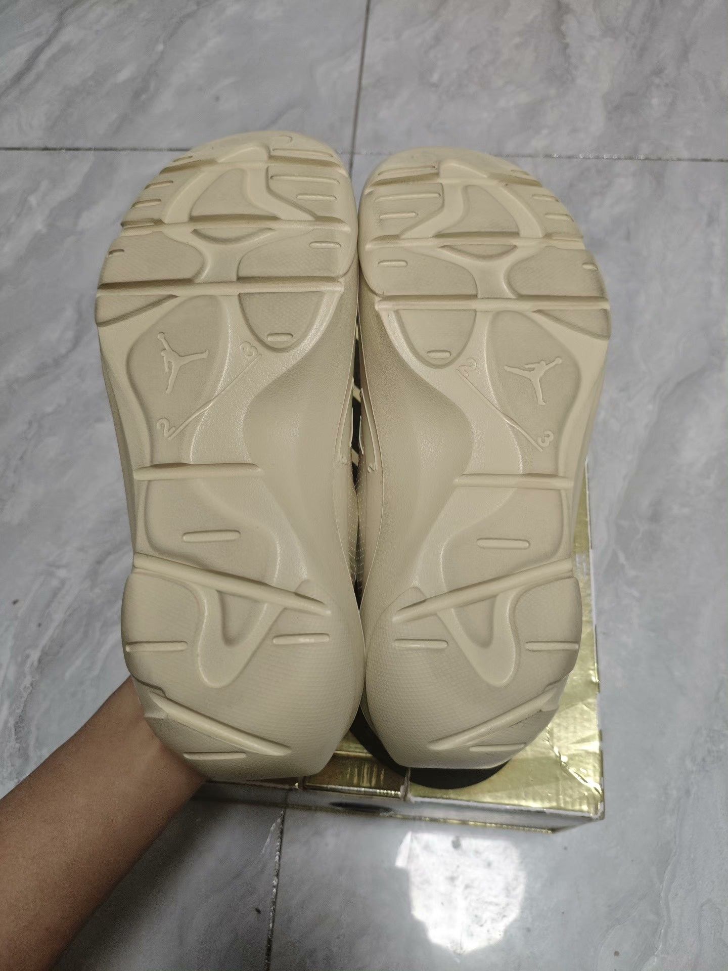 Jordan Brand Jordan Brand Beige Lowtop Sneakers 7 Men Size US 7 / EU 40 - 5 Thumbnail