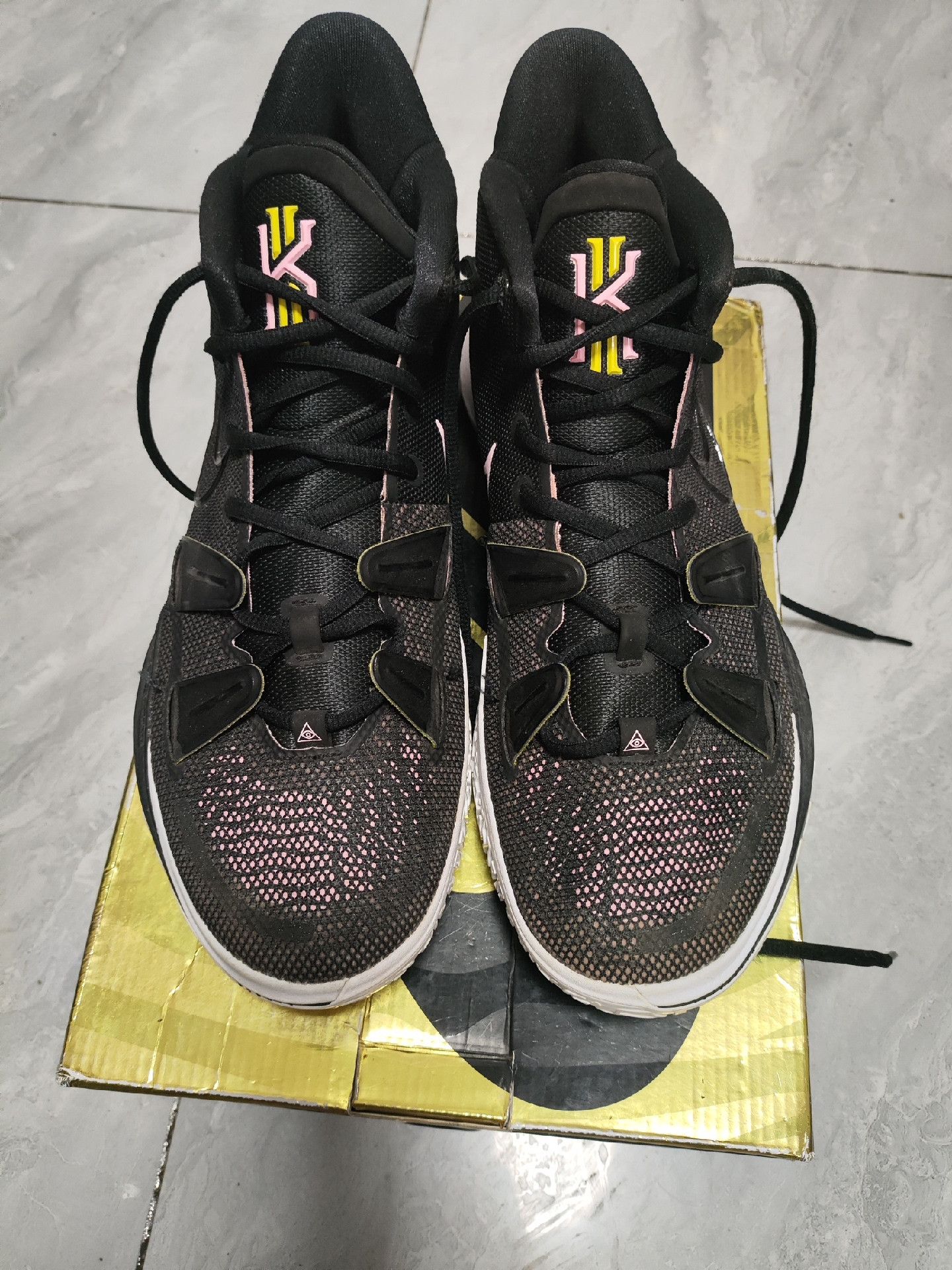 Nike Nike KYRIE Black Lowtop Sneakers 12 Men Size US 12 / EU 45 - 2 Thumbnail