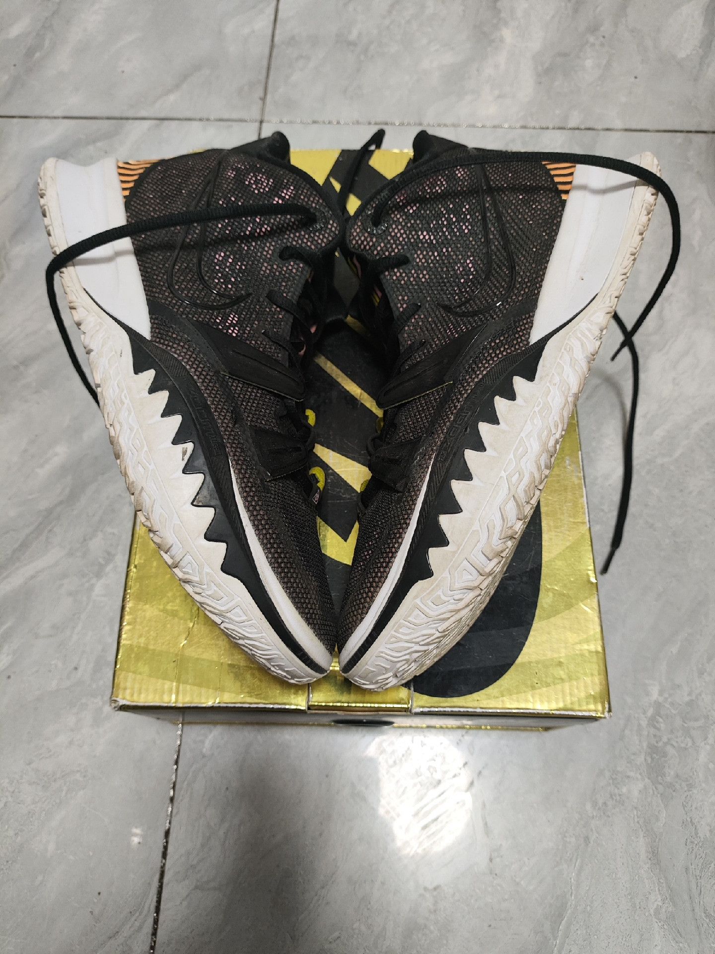 Nike Nike KYRIE Black Lowtop Sneakers 12 Men Size US 12 / EU 45 - 3 Thumbnail