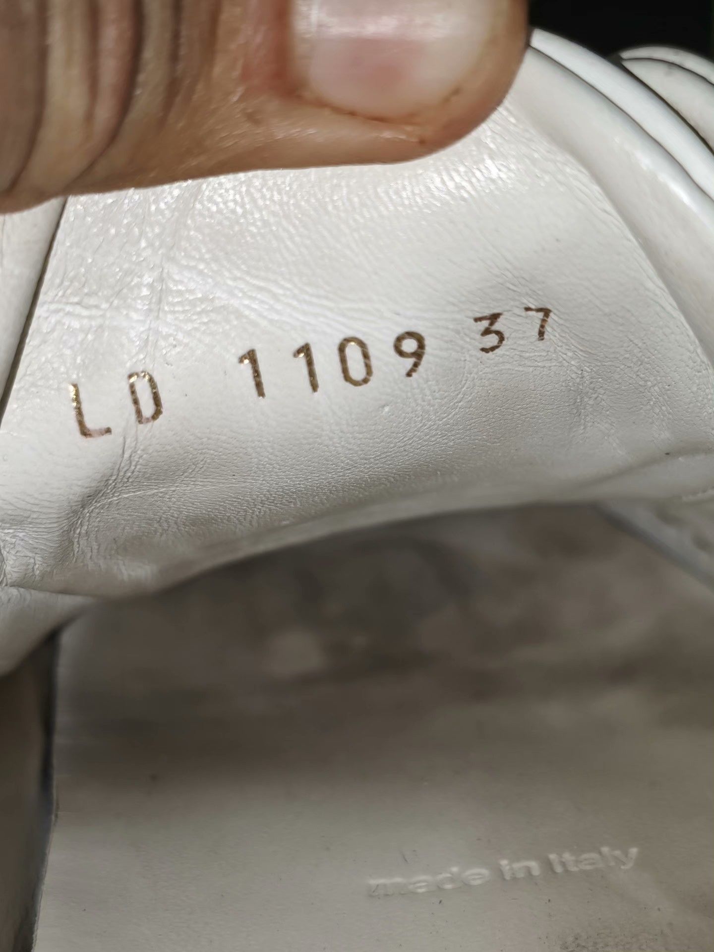 Louis Vuitton Louis Vuitton White Lowtop Sneakers us_7 Women Size US 7 / IT 37 - 7 Thumbnail