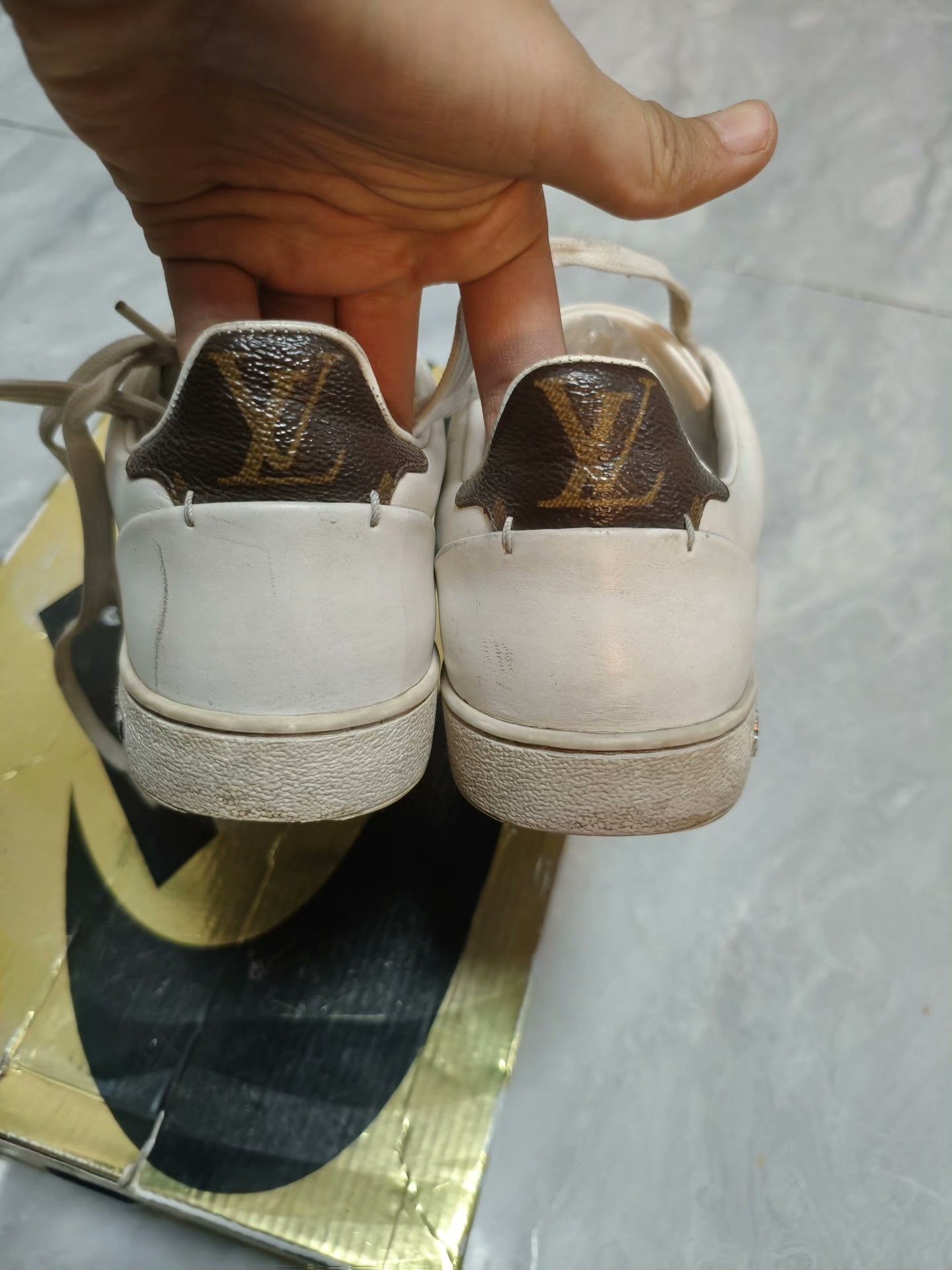Louis Vuitton Louis Vuitton White Lowtop Sneakers us_7 Women Size US 7 / IT 37 - 6 Thumbnail