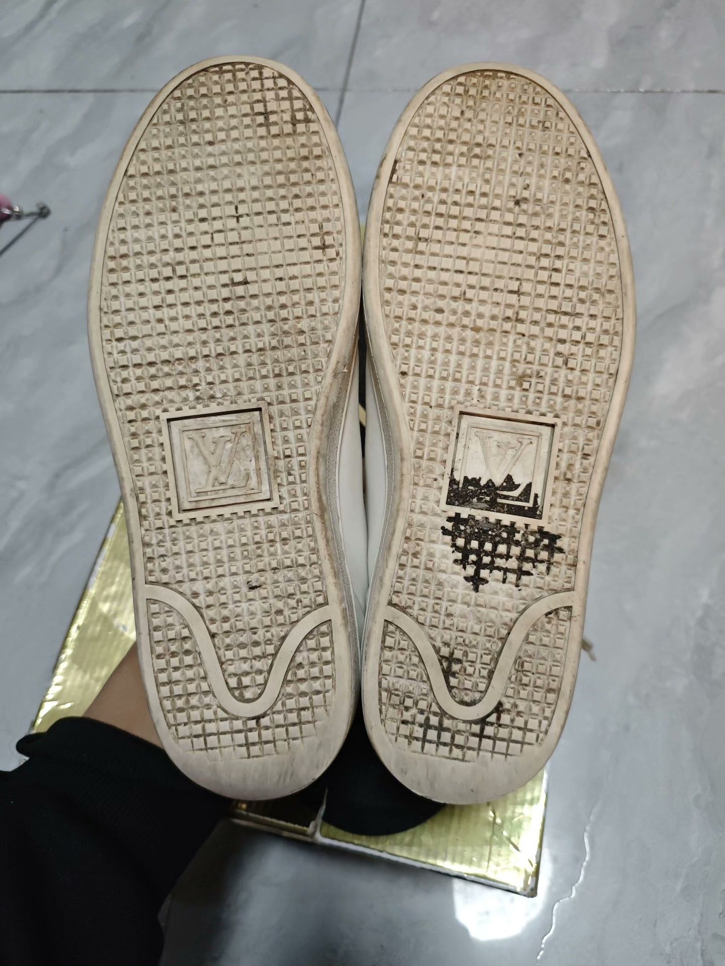 Louis Vuitton Louis Vuitton White Lowtop Sneakers us_7 Women Size US 7 / IT 37 - 5 Thumbnail