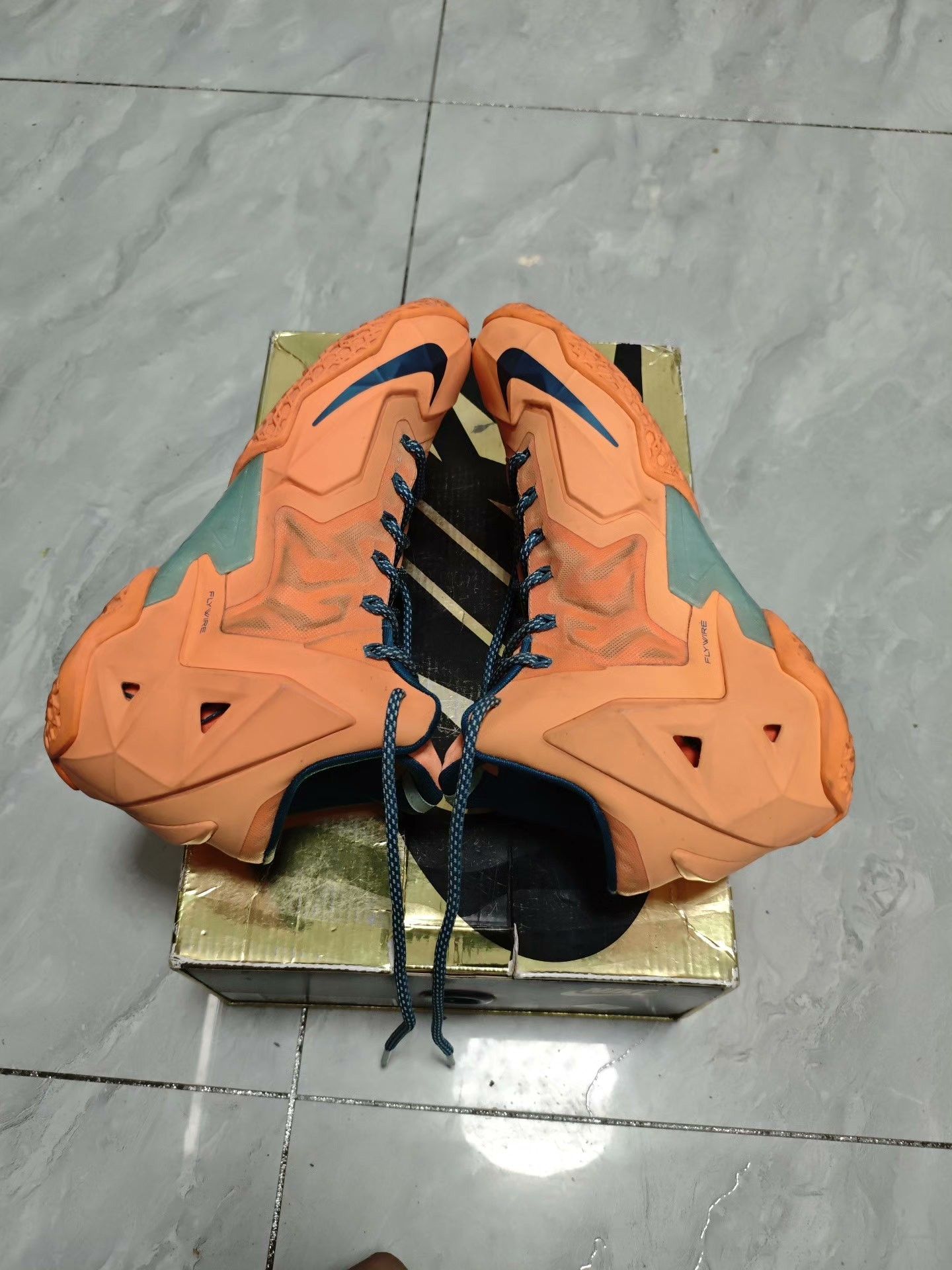 Nike Nike LEBRON Yellow Lowtop Sneakers 8 Men Size US 8 / EU 41 - 4 Thumbnail