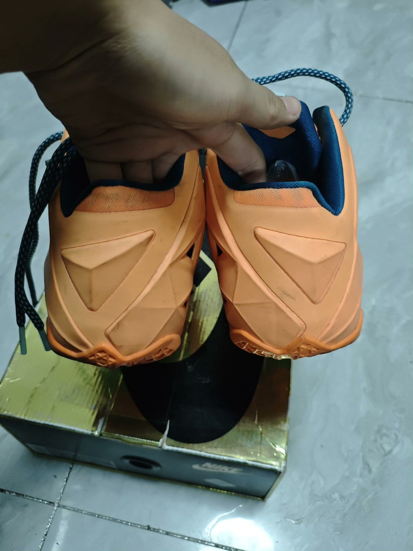 Nike Nike LEBRON Yellow Lowtop Sneakers 8 Men Size US 8 / EU 41 - 7 Thumbnail