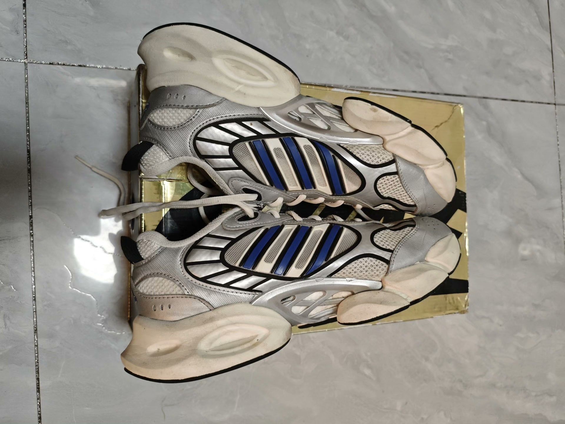 Adidas Adidas Silver Lowtop Sneakers 10 Men Size US 10 / EU 43 - 4 Thumbnail