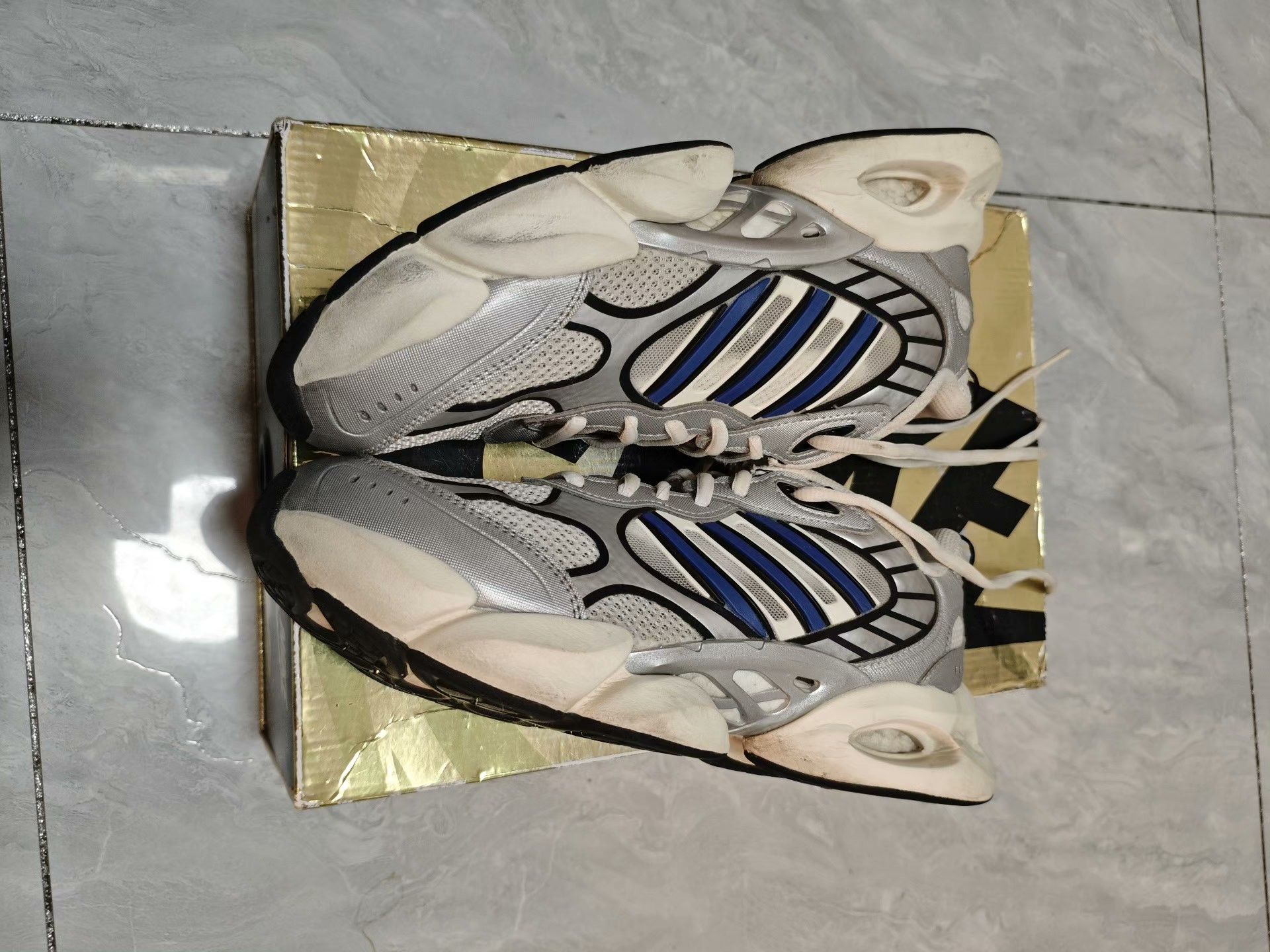 Adidas Adidas Silver Lowtop Sneakers 10 Men Size US 10 / EU 43 - 3 Thumbnail