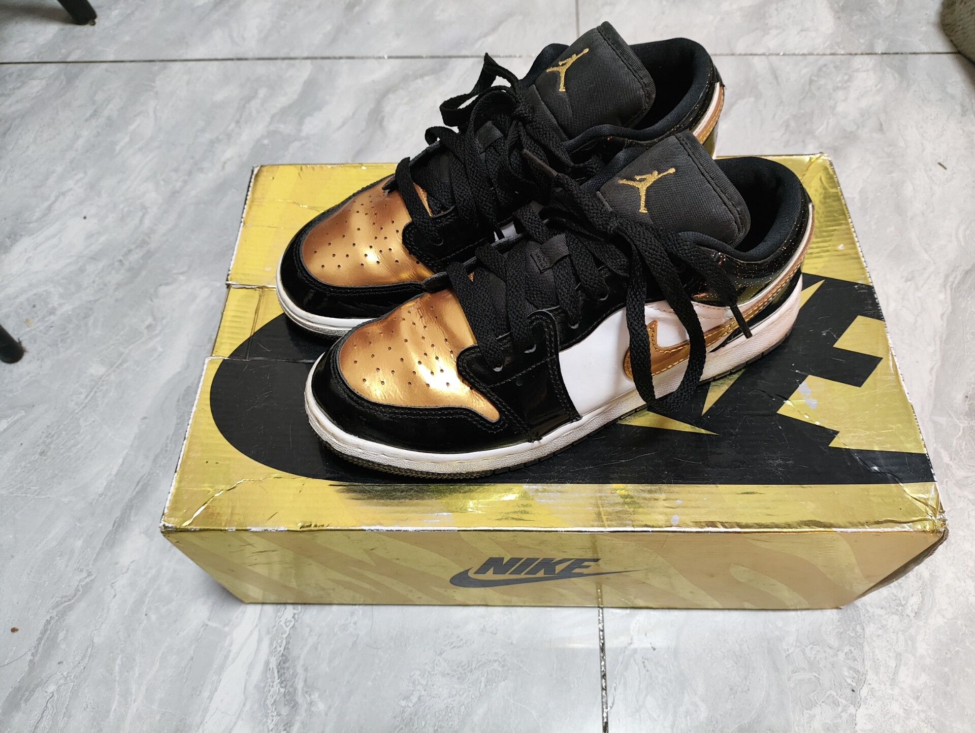 Jordan Brand Jordan Brand Black Lowtop Sneakers 5.5 Men Size US 5.5 / EU 38 - 2 Thumbnail