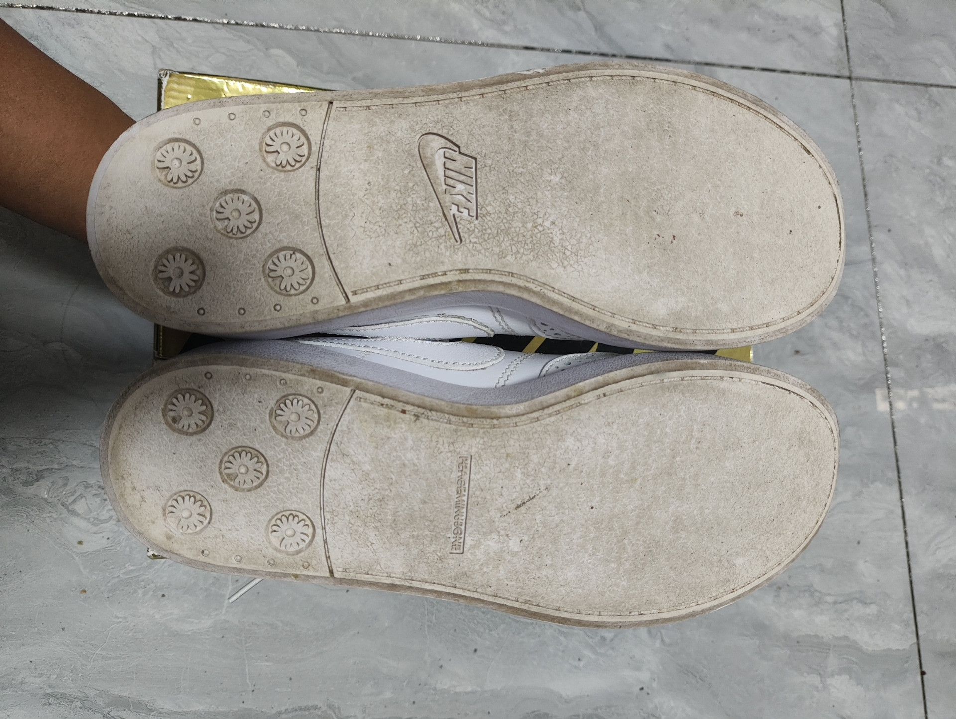 Nike Nike White Lowtop Sneakers 5.5 Men Size US 5.5 / EU 38 - 6 Thumbnail