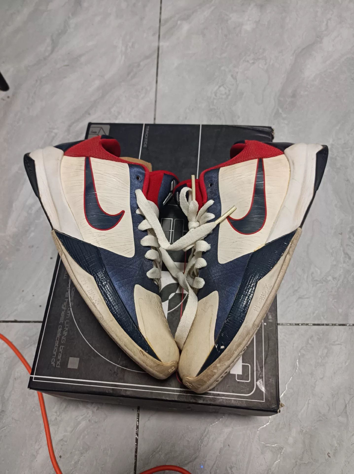 Nike Nike KOBE Lowtop Sneakers 7.5 Men Size US 7.5 / EU 40-41 - 3 Thumbnail