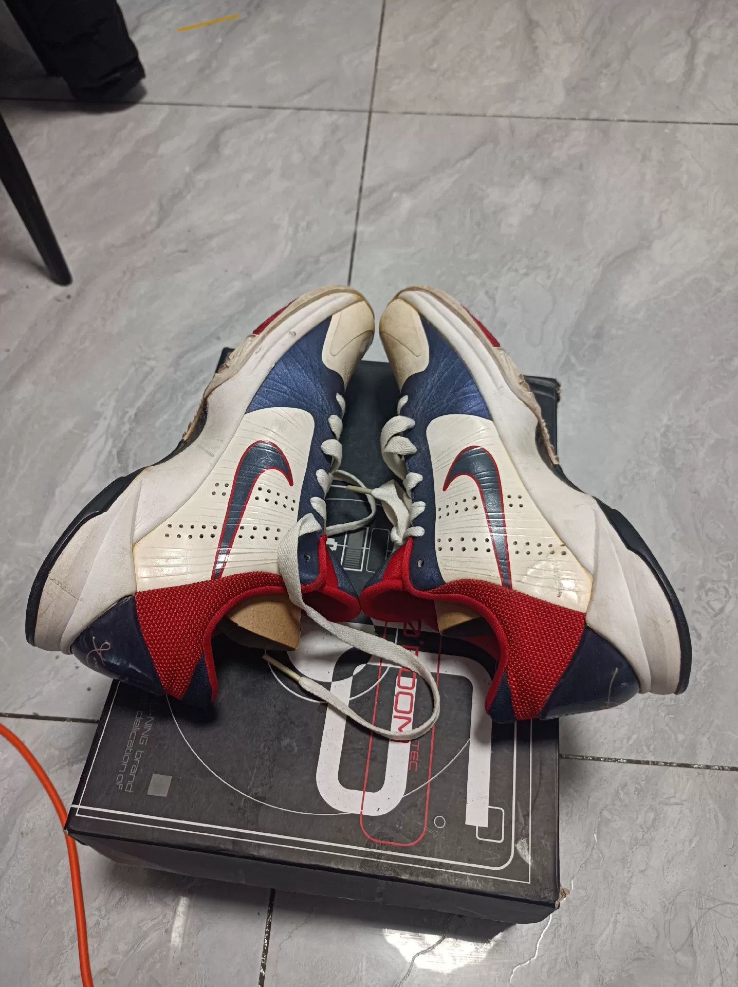 Nike Nike KOBE Lowtop Sneakers 7.5 Men Size US 7.5 / EU 40-41 - 4 Thumbnail