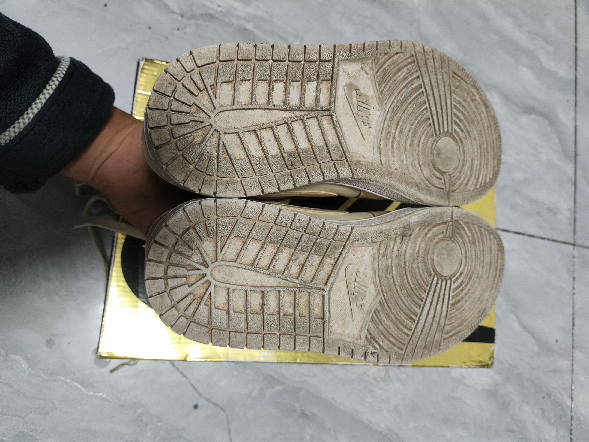 Jordan Brand Jordan Brand Yellow Lowtop Sneakers us_7-5 Women Size US 7.5 / IT 37.5 - 6 Thumbnail
