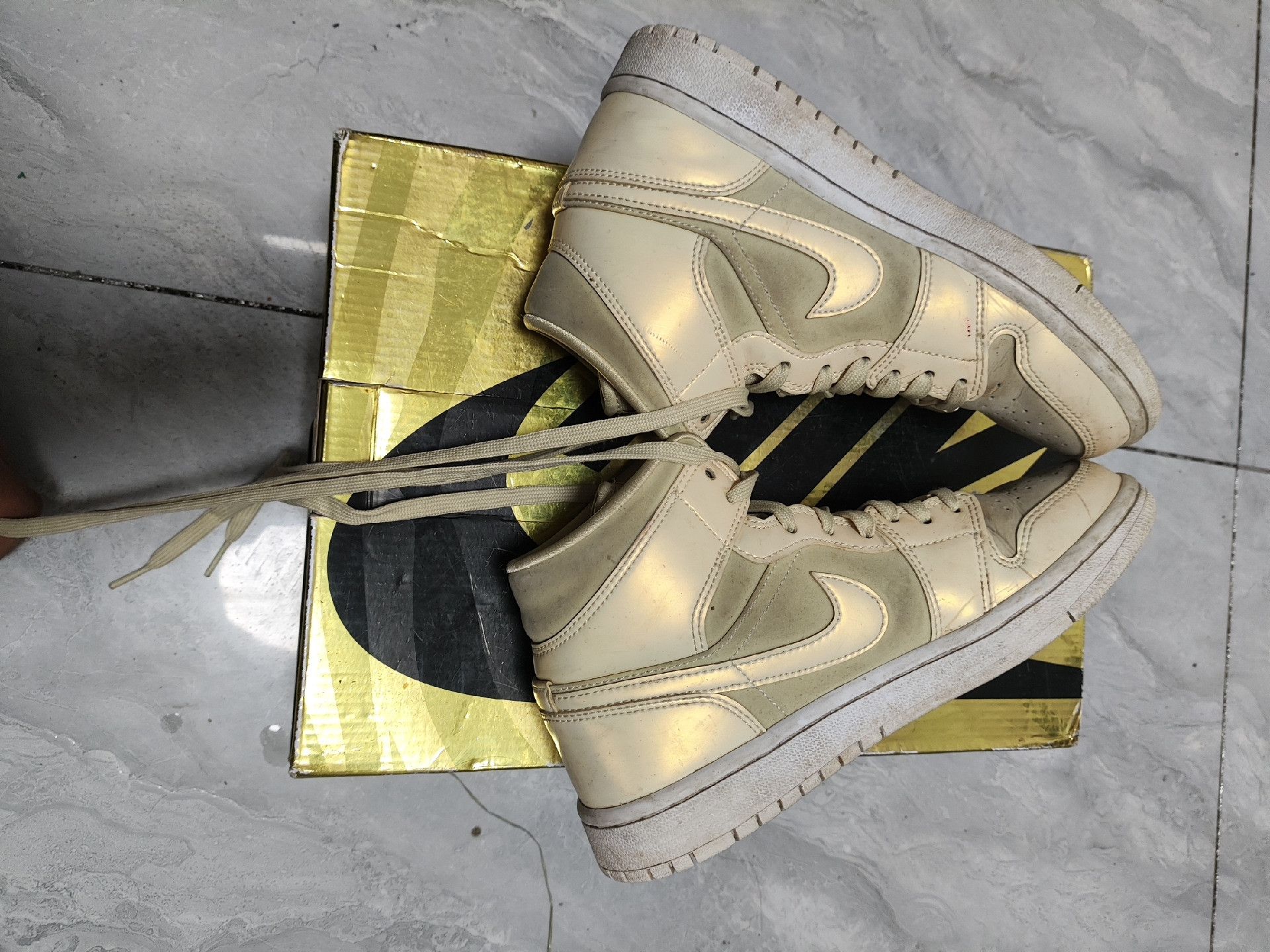 Jordan Brand Jordan Brand Yellow Lowtop Sneakers us_7-5 Women Size US 7.5 / IT 37.5 - 4 Thumbnail