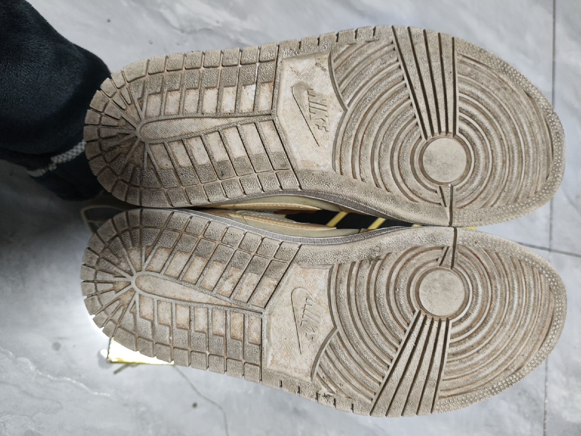 Jordan Brand Jordan Brand Yellow Lowtop Sneakers us_7-5 Women Size US 7.5 / IT 37.5 - 5 Thumbnail