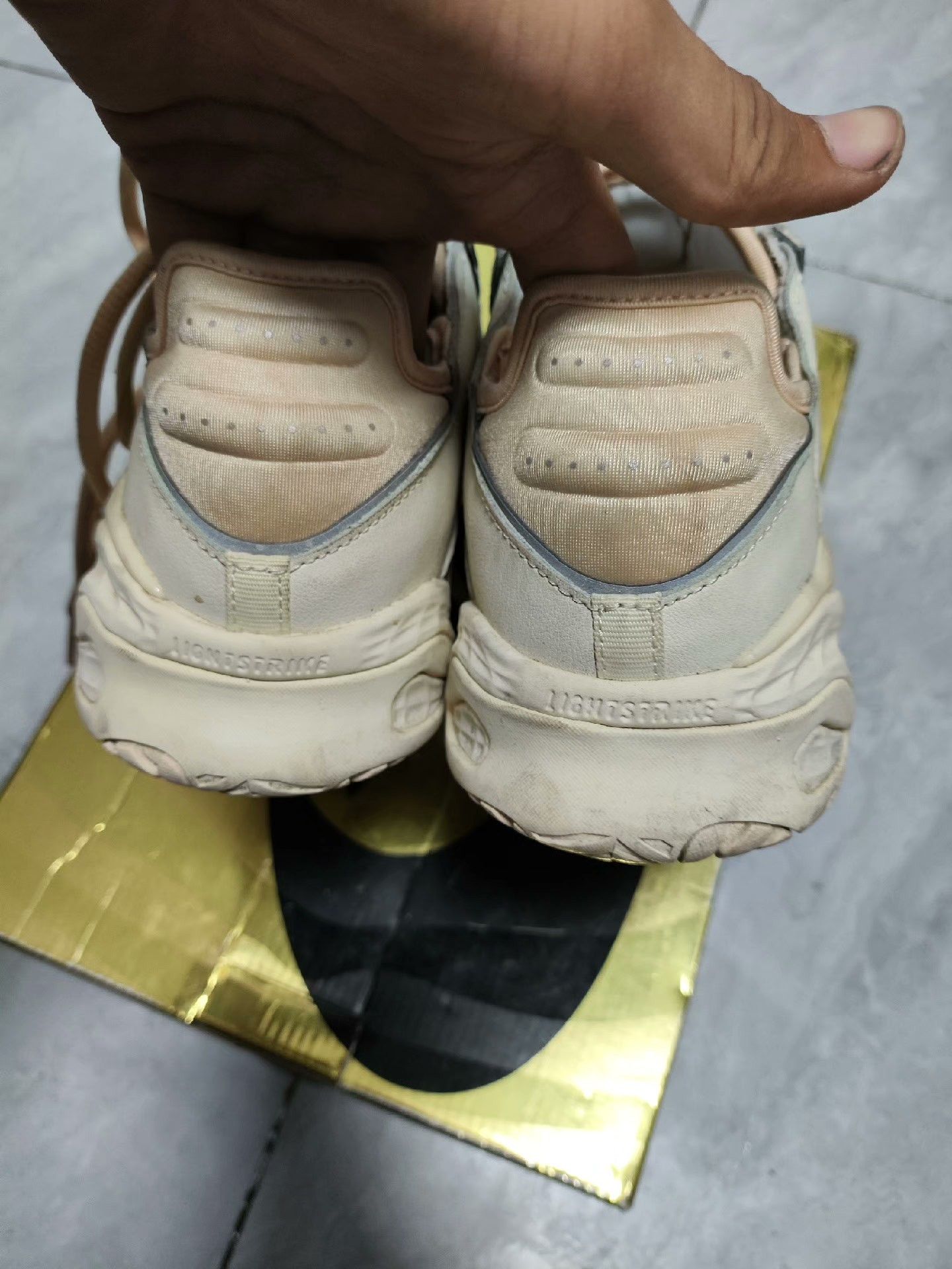 Adidas Adidas Beige Lowtop Sneakers us_7-5 Women Size US 7.5 / IT 37.5 - 7 Thumbnail