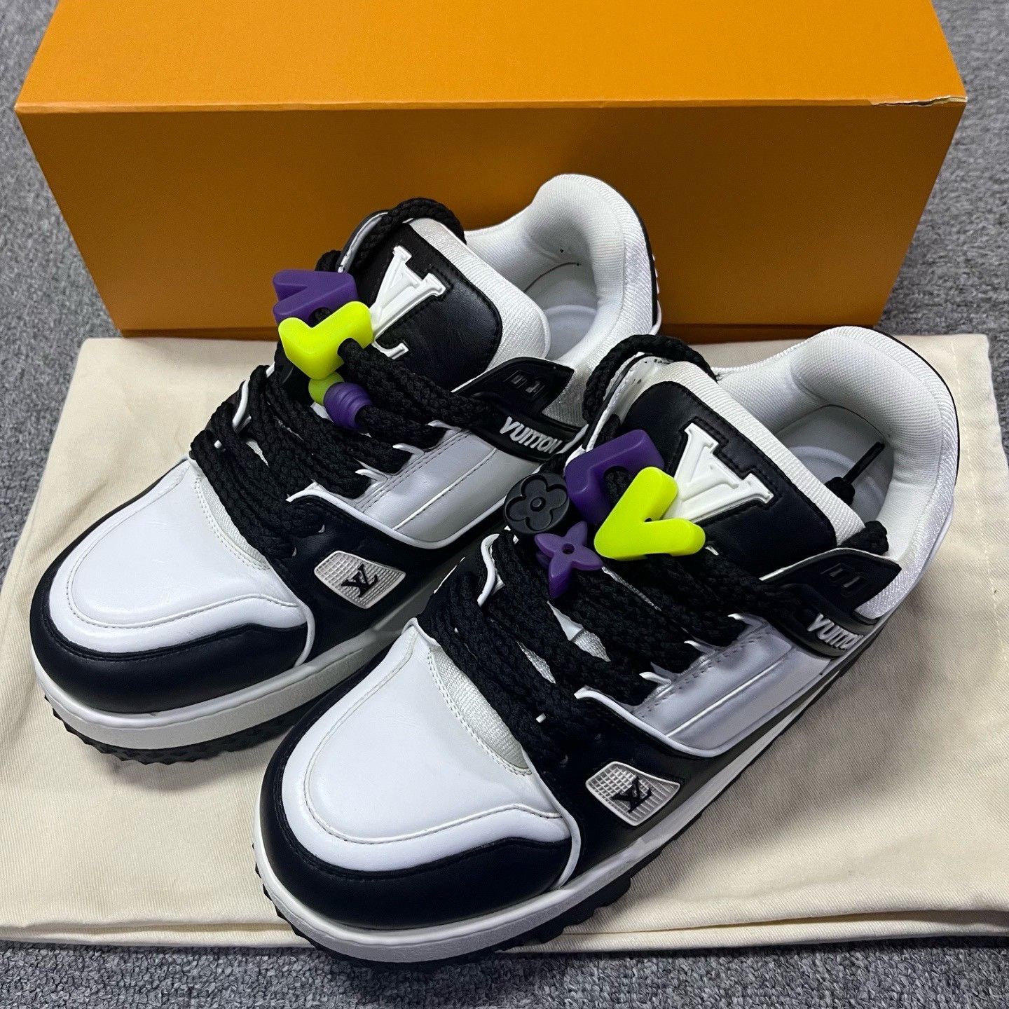Louis Vuitton Louis Vuitton White Lowtop Sneakers 8.5 Men Size US 8.5 / EU 41-42 - 2 Thumbnail