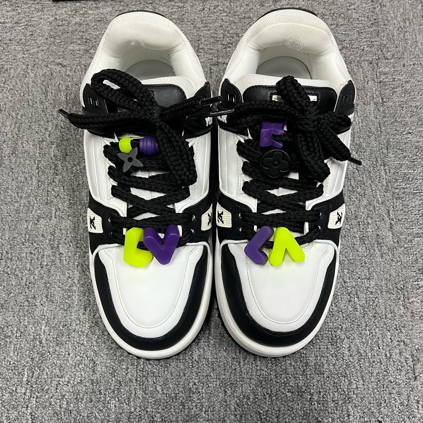 Louis Vuitton Louis Vuitton White Lowtop Sneakers 9 Men Size US 9 / EU 42 - 2 Thumbnail