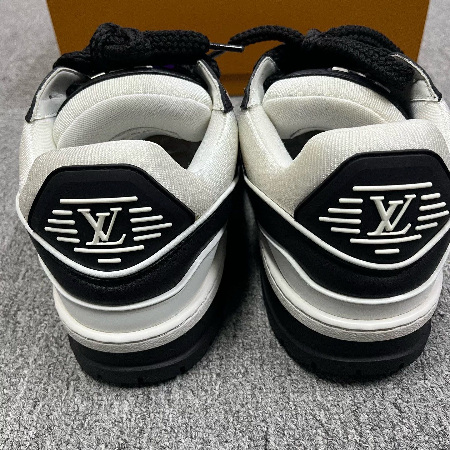 Louis Vuitton Louis Vuitton White Lowtop Sneakers 9 Men Size US 9 / EU 42 - 4 Thumbnail