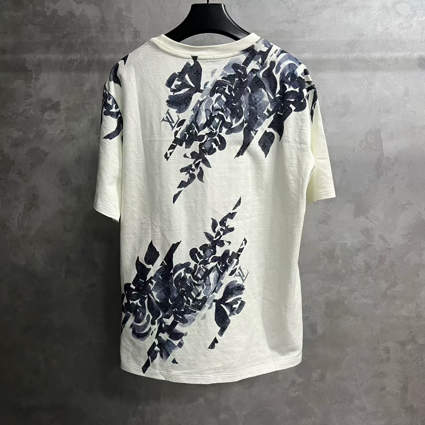 Louis Vuitton Louis Vuitton Floral Embroidered White T-Shirt xxs Men Size US XXS / EU 40 - 2 Thumbnail