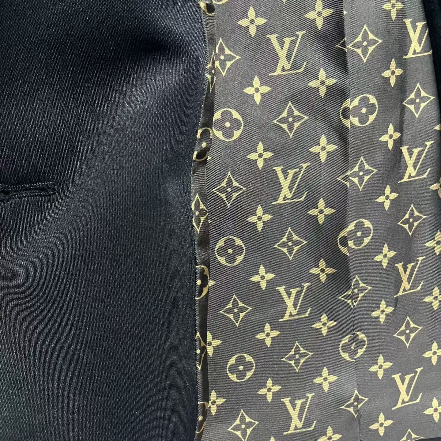 Louis Vuitton Louis Vuitton Black Coat S Women Size S / US 4 / IT 40 - 4 Thumbnail
