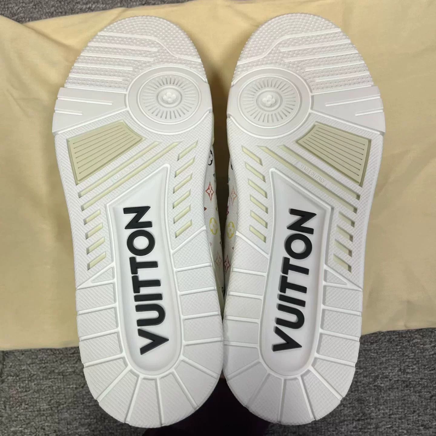 Louis Vuitton Louis Vuitton Leather White Lowtop Sneakers 8 Men Size US 8 / EU 41 - 5 Thumbnail