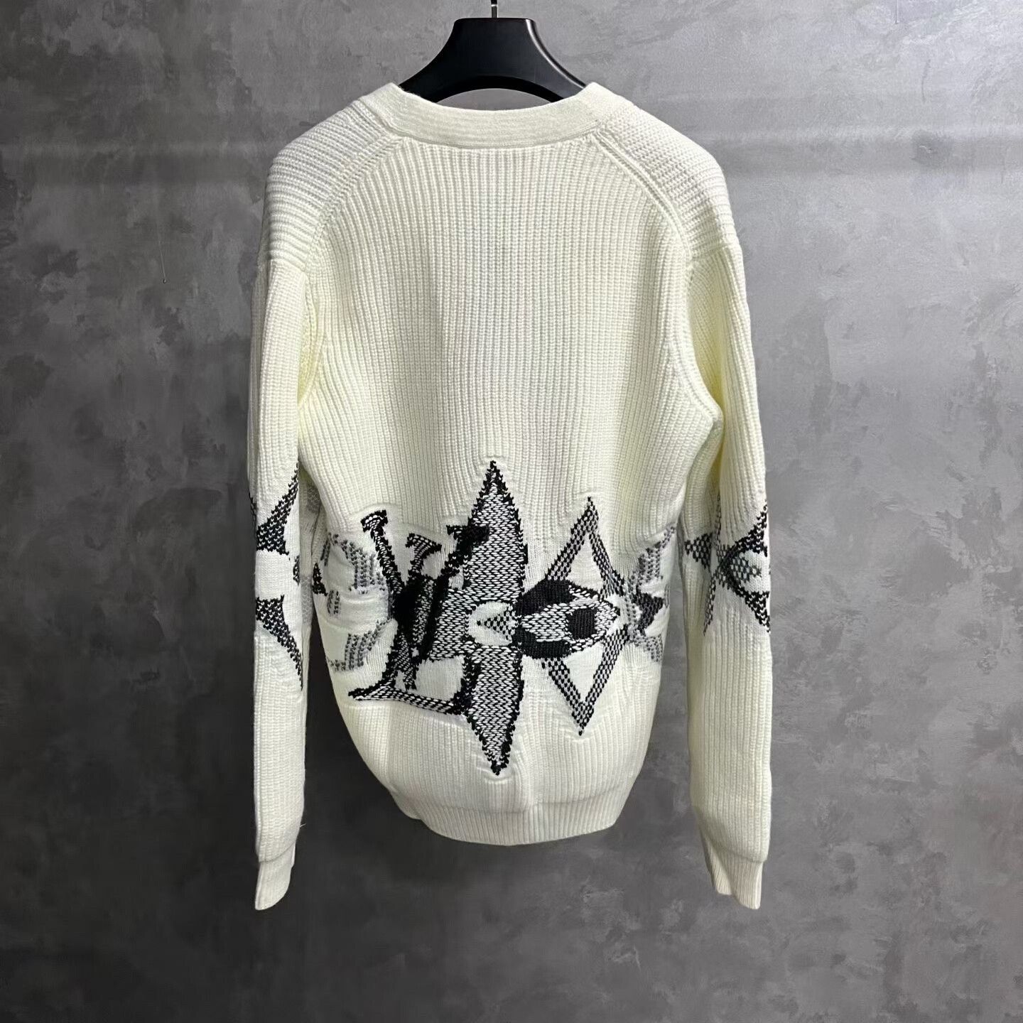 Louis Vuitton Louis Vuitton Printed Graphic Sweater l Men Size US L / EU 52-54 / 3 - 2 Thumbnail