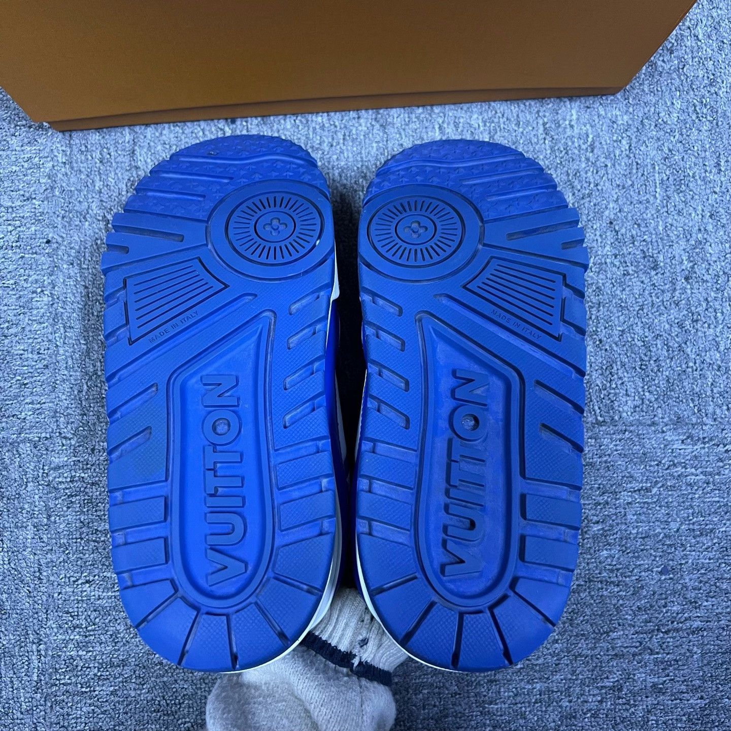 Louis Vuitton Louis Vuitton Blue Lowtop Sneakers 9.5 Men Size US 9.5 / EU 42-43 - 6 Thumbnail