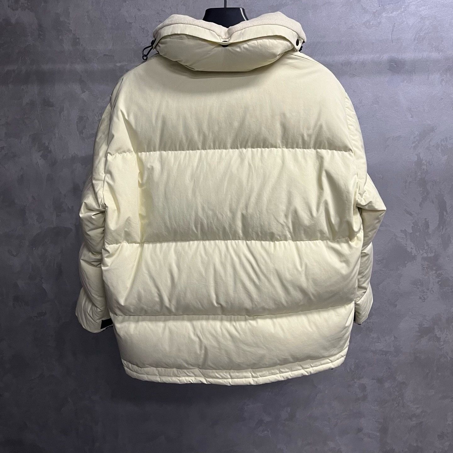 Louis Vuitton Louis Vuitton Retro Graphic White Down Jacket XS Women Size XS / US 0-2 / IT 36-38 - 2 Thumbnail