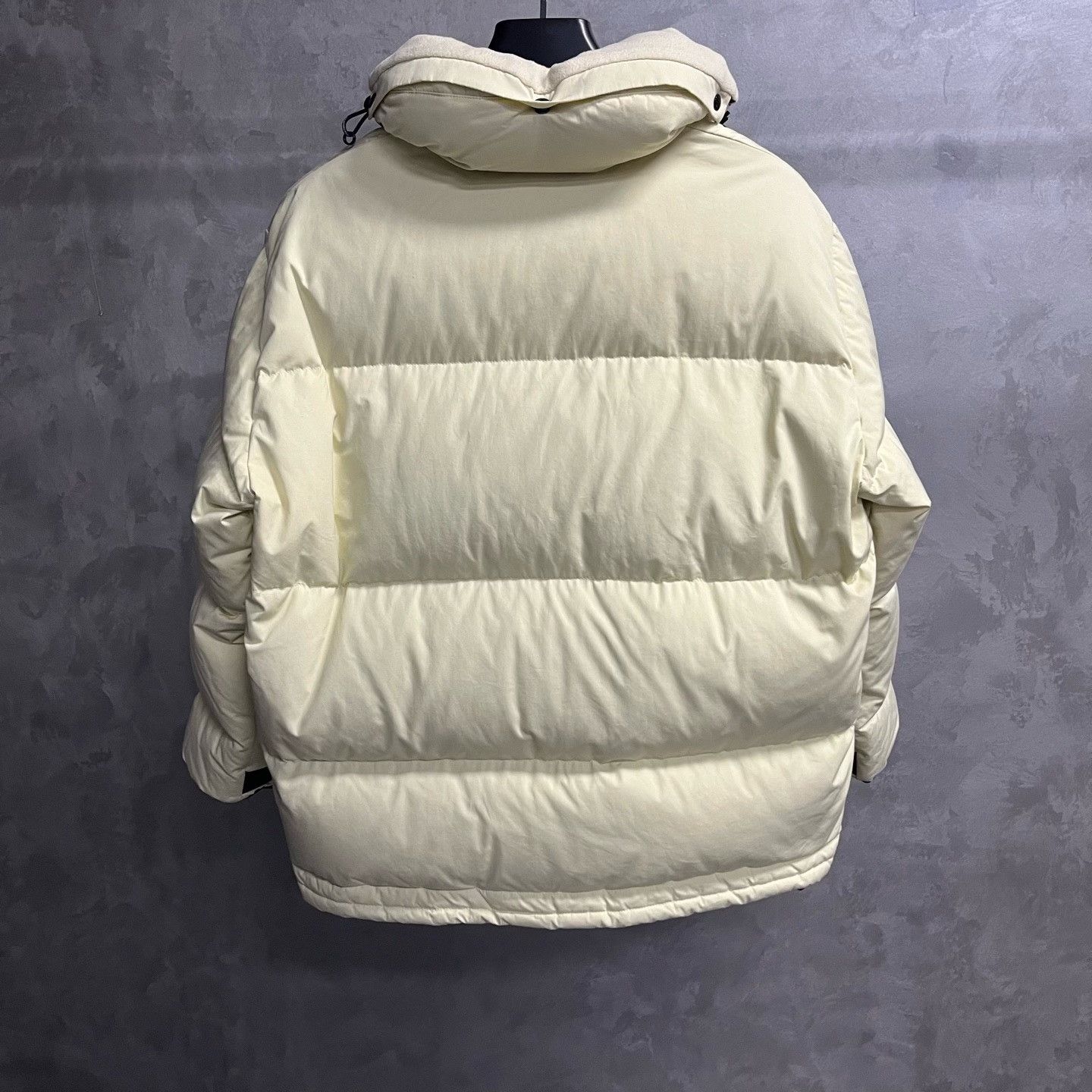 Louis Vuitton Louis Vuitton Retro Graphic White Down Jacket XS Women Size XS / US 0-2 / IT 36-38 - 2 Thumbnail