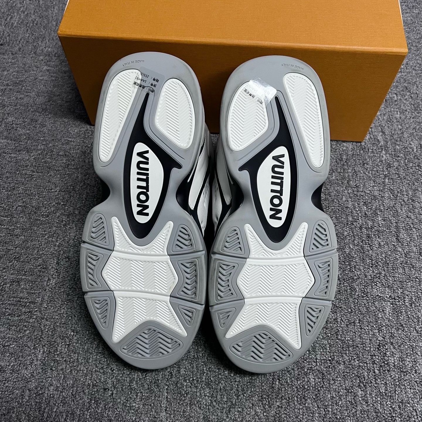 Louis Vuitton Louis Vuitton Basketball White Hitop Sneakers 7.5 Men Size US 7.5 / EU 40-41 - 4 Thumbnail