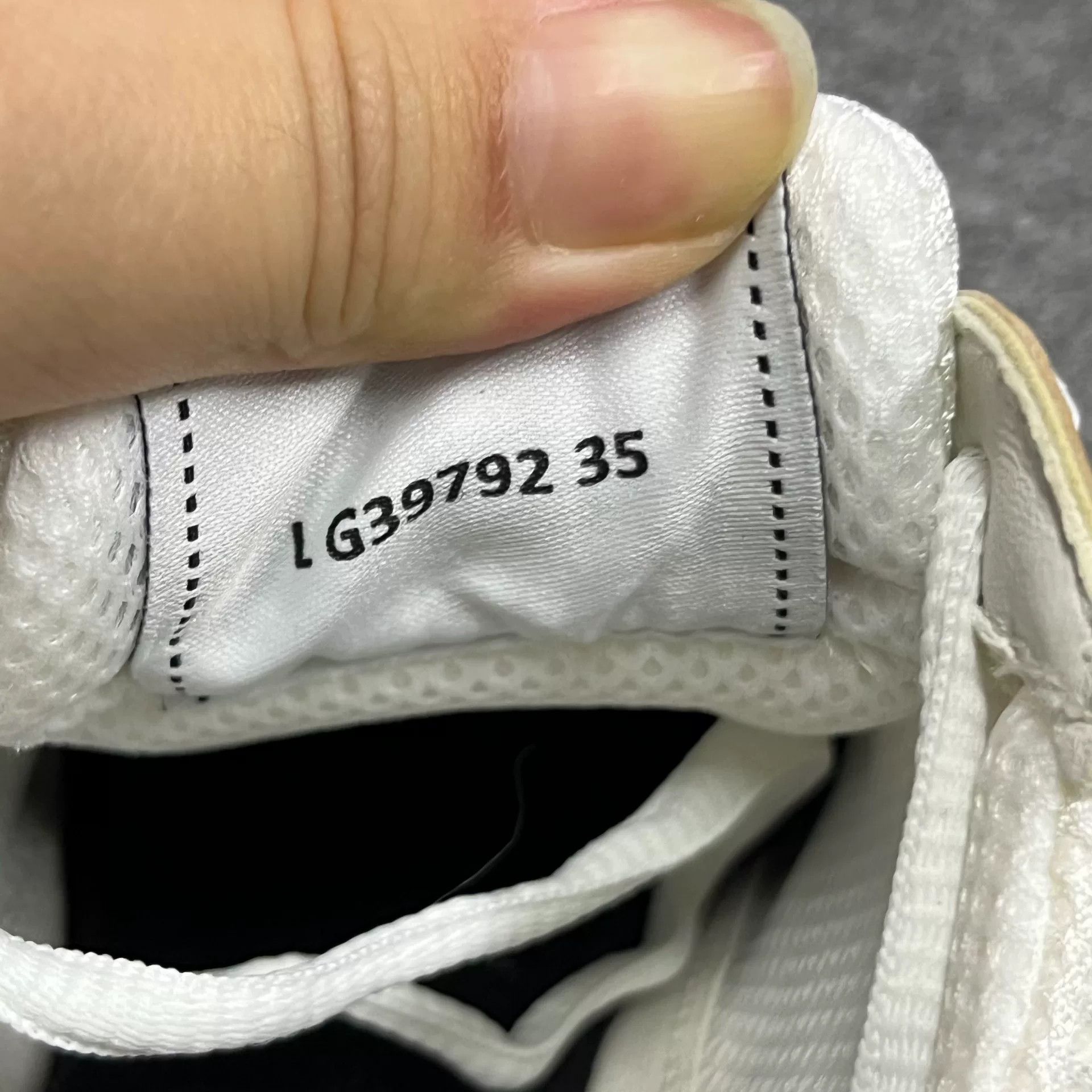 Chanel Chanel Casual Gold Lowtop Sneakers us_5 Women Size US 5 / IT 35 - 6 Thumbnail