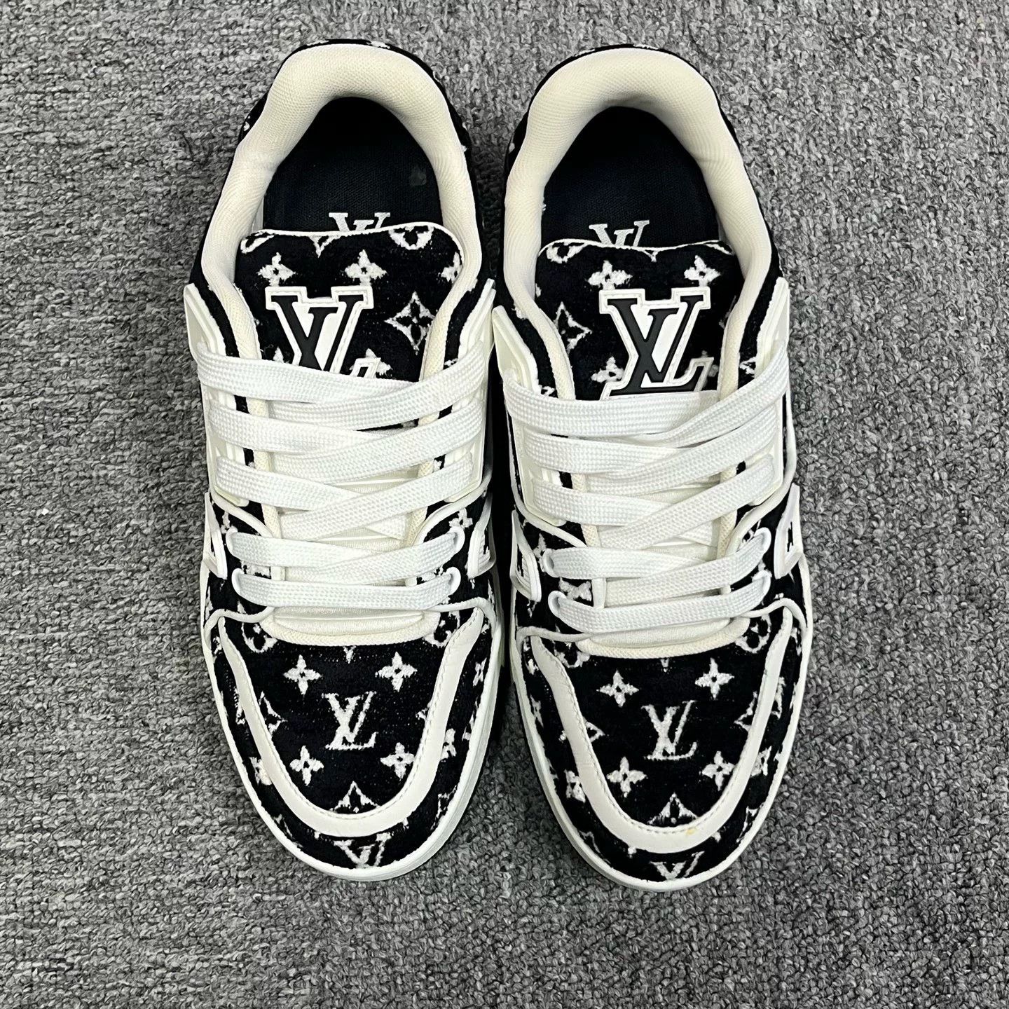 Louis Vuitton Louis Vuitton Training Black Lowtop Sneakers 5 Men Size US 5 / EU 37 - 2 Thumbnail