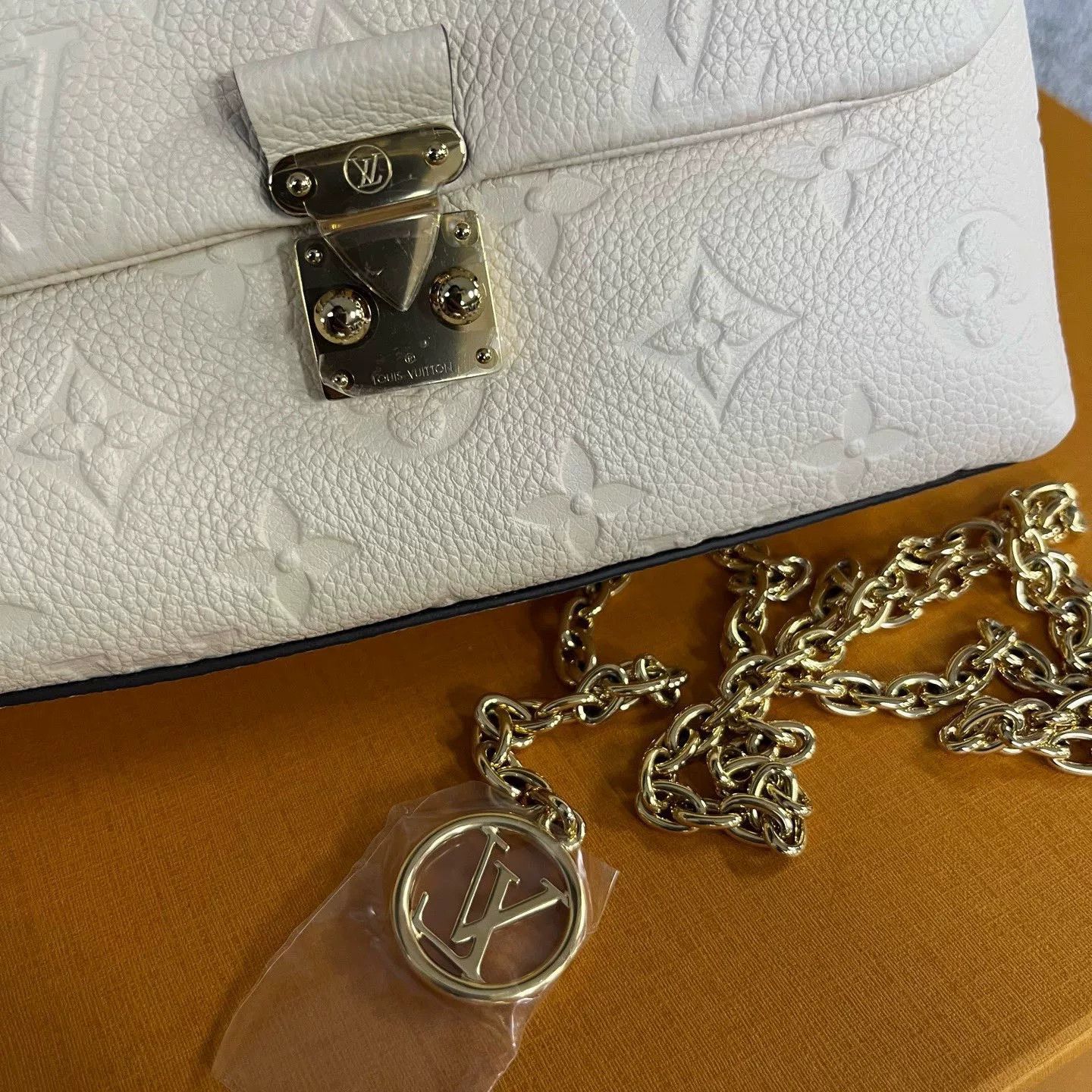 Louis Vuitton Louis Vuitton White Shoulder Bag OS Women Size ONE SIZE - 4 Thumbnail