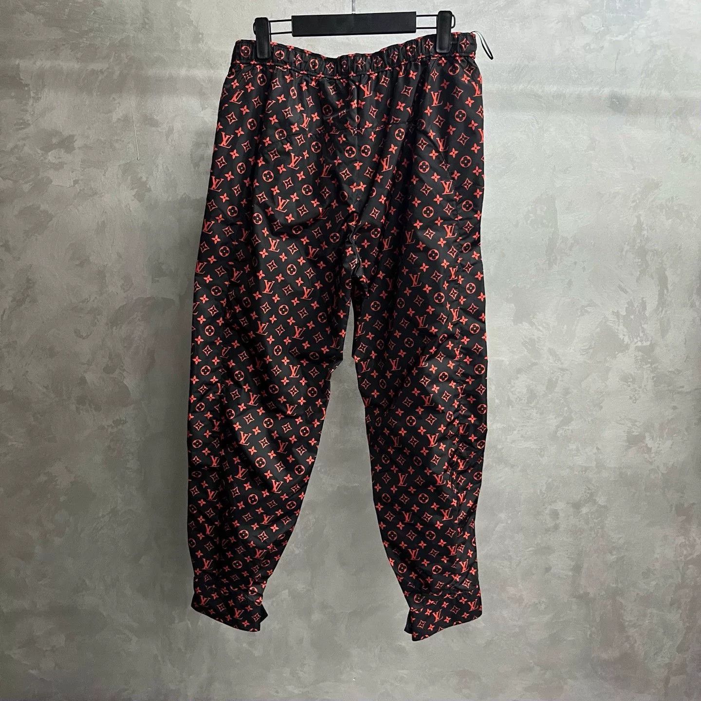 Louis Vuitton Louis Vuitton Printed Slim Red Sweatpants 28 Men Size US 28 / EU 44 - 2 Thumbnail