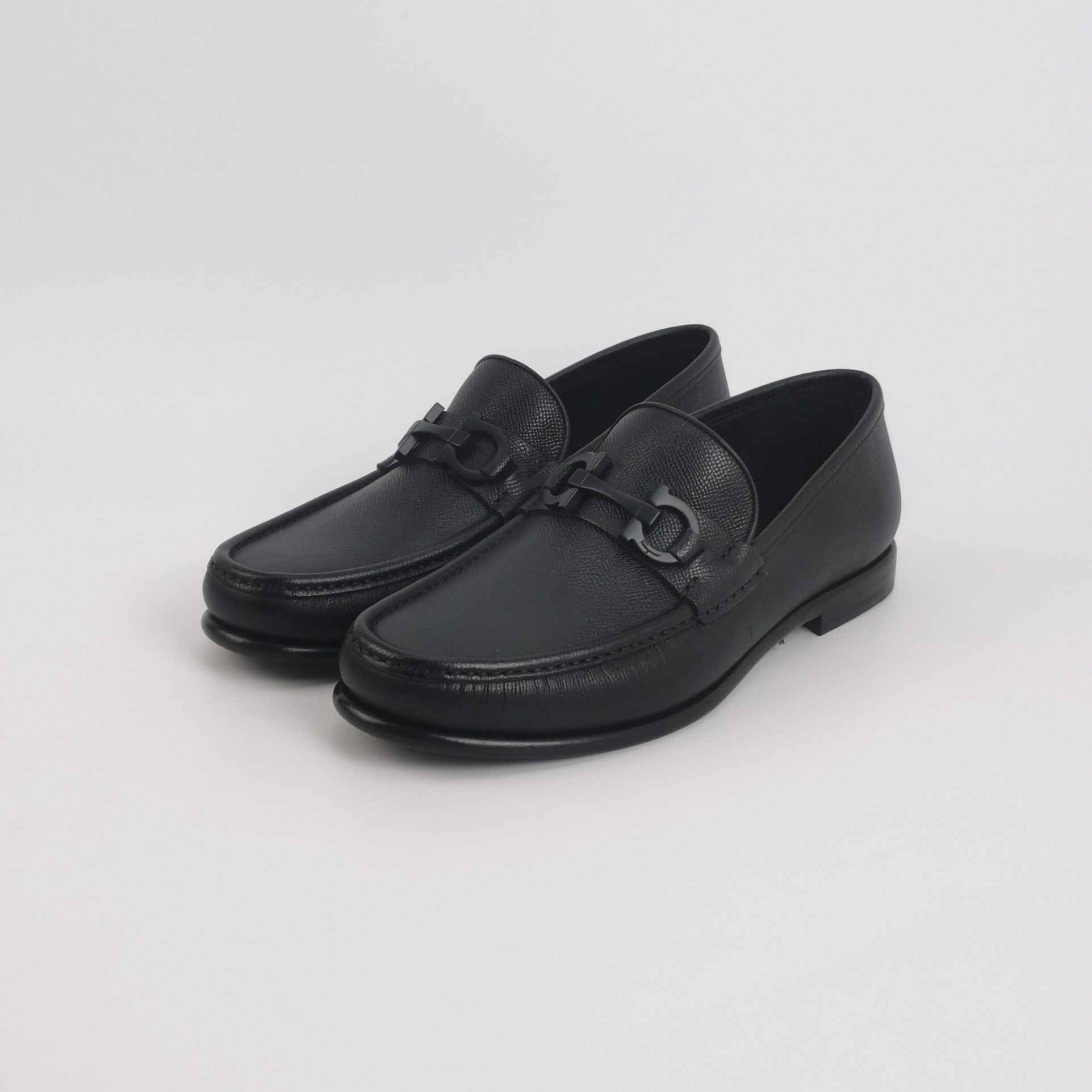 Salvatore Ferragamo Salvatore Ferragamo Gancini Buckle Leather Loafers 42 Size US 9 / EU 42 - 3 Thumbnail