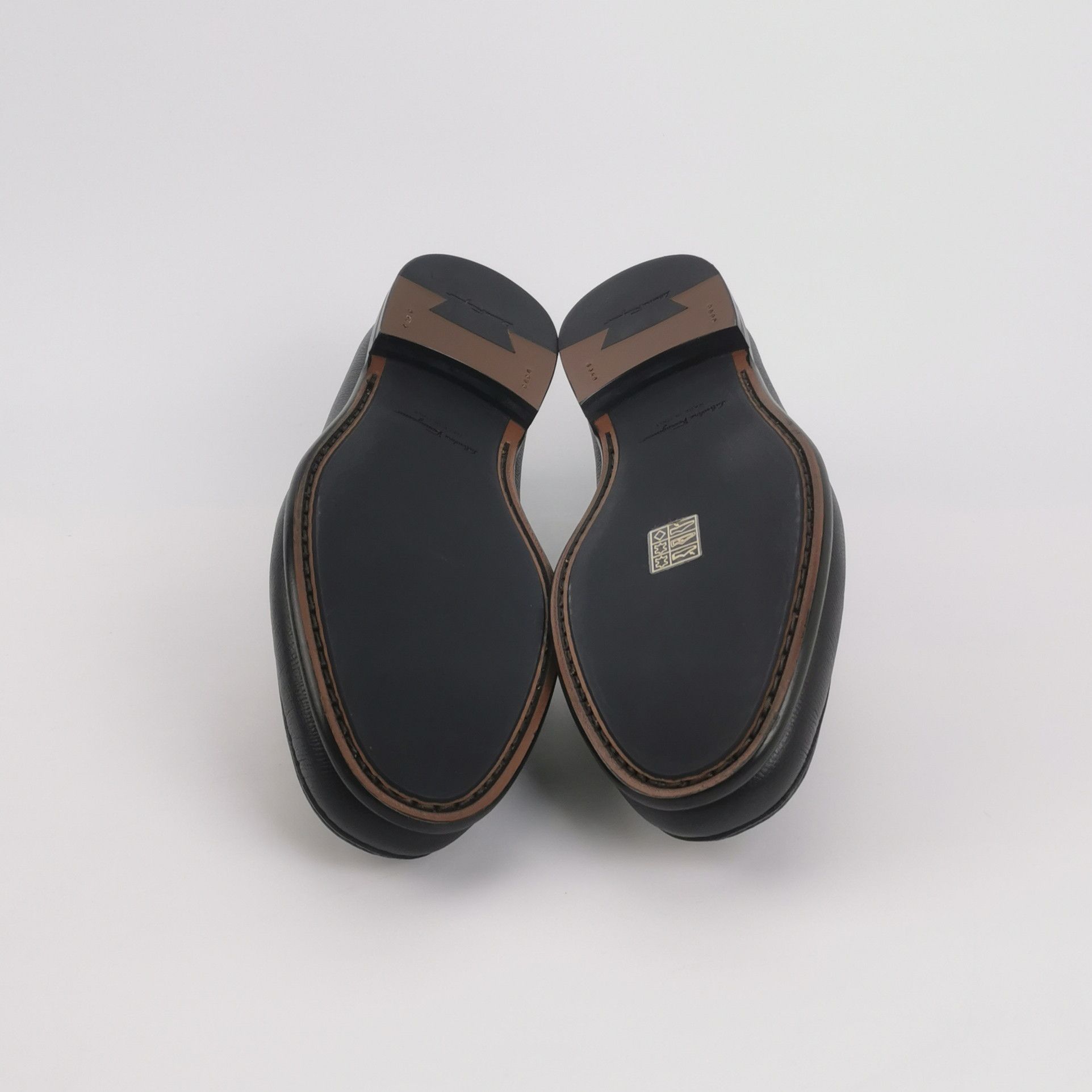 Salvatore Ferragamo Salvatore Ferragamo Gancini Buckle Leather Loafers 42 Size US 9 / EU 42 - 6 Thumbnail