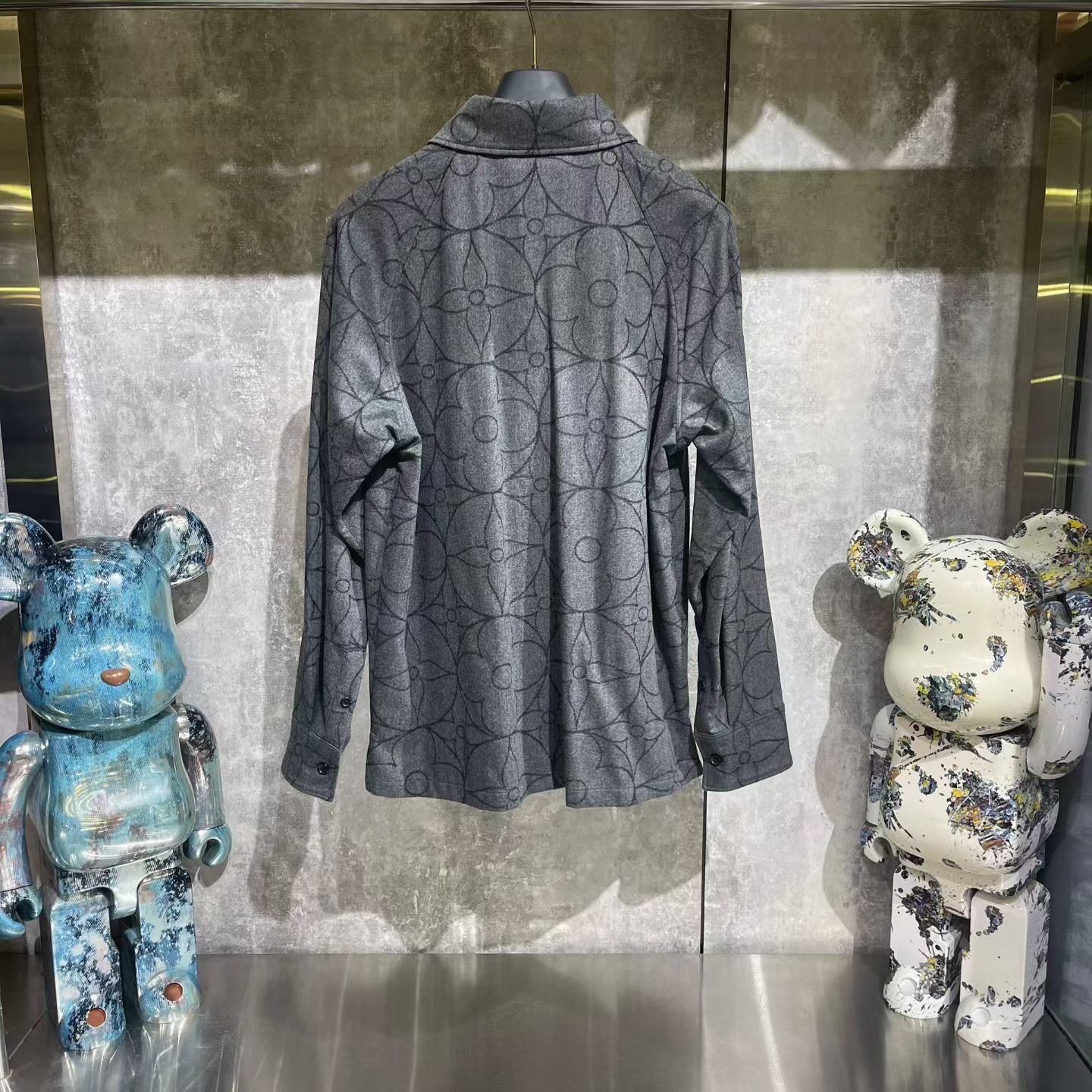 Louis Vuitton Louis Vuitton Floral Gray Shirt l Men Size US L / EU 52-54 / 3 - 2 Thumbnail