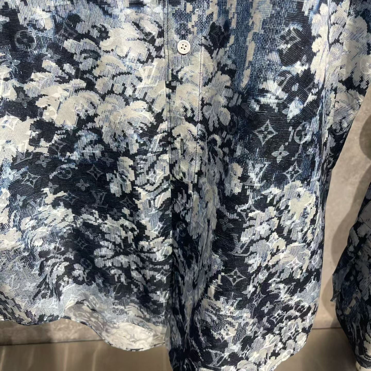 Louis Vuitton Louis Vuitton Floral Shirt l Men Size US L / EU 52-54 / 3 - 4 Thumbnail