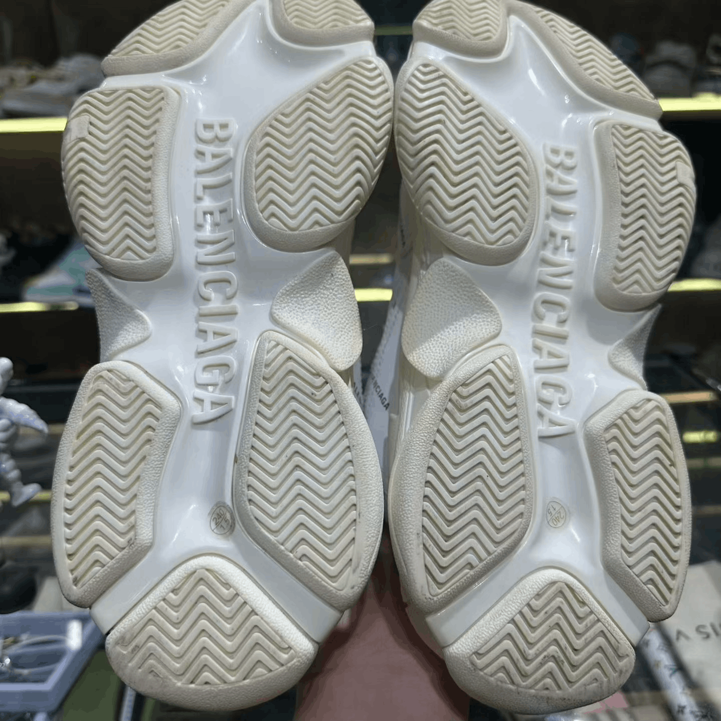Balenciaga Balenciaga Retro Orange Lowtop Sneakers us_8 Women Size US 8 / IT 38 - 7 Thumbnail