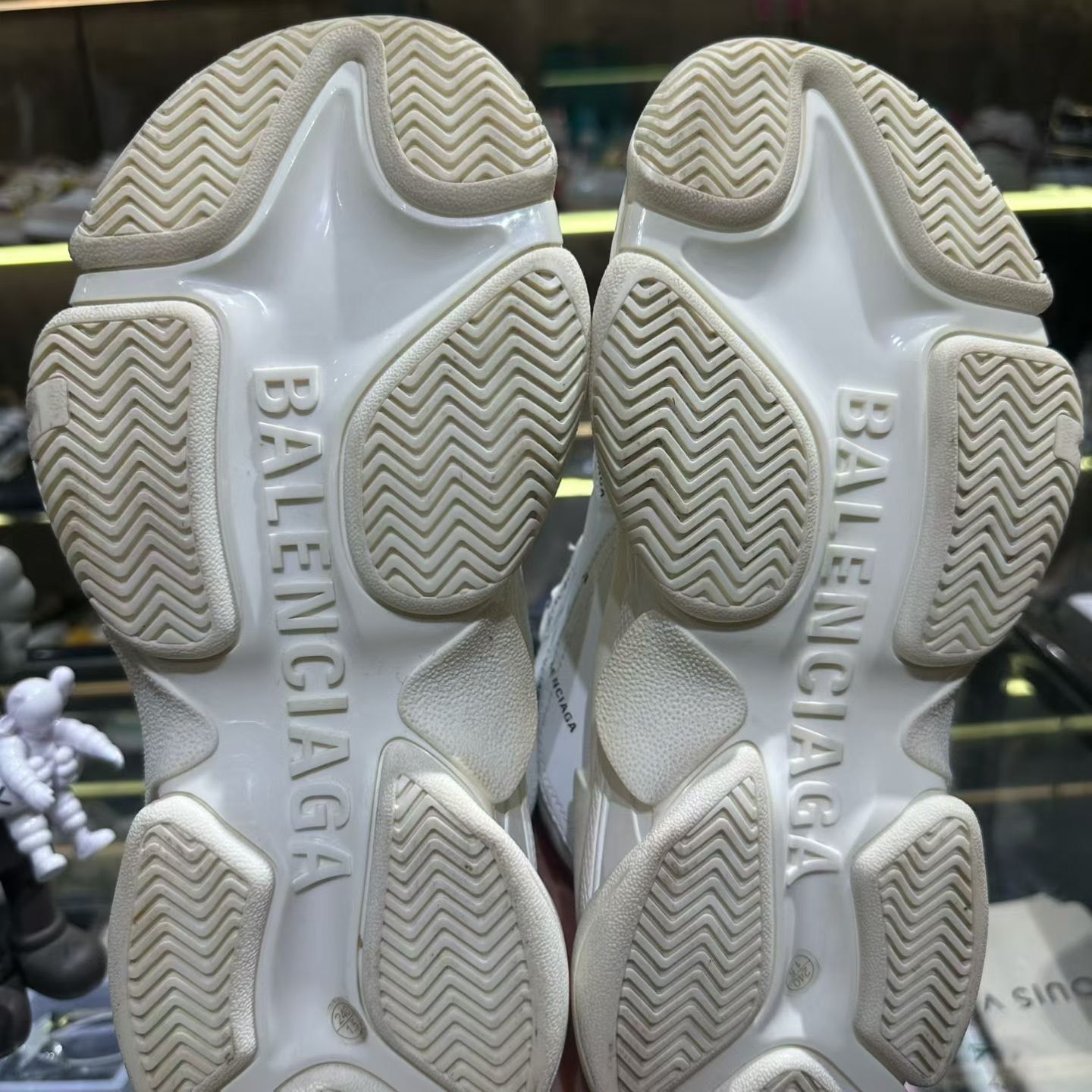 Balenciaga Balenciaga Retro Orange Lowtop Sneakers us_8 Women Size US 8 / IT 38 - 8 Thumbnail