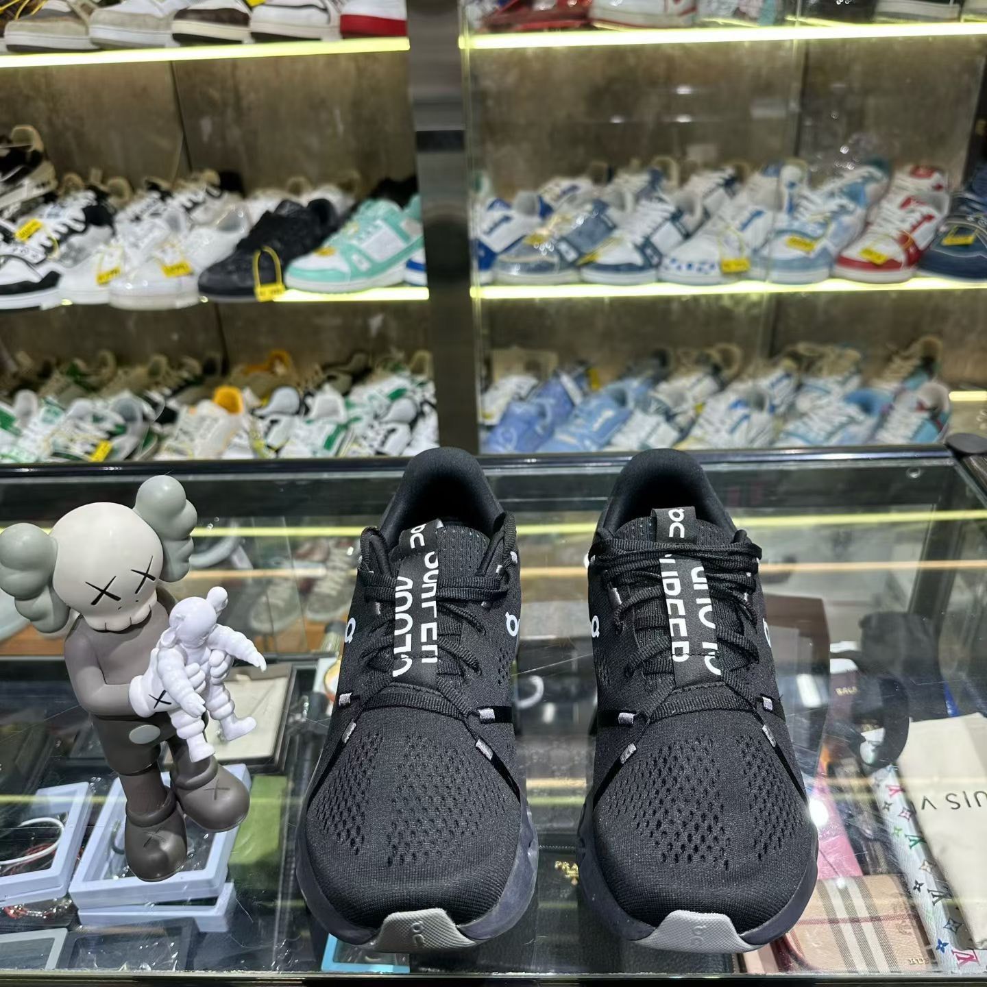 On On Training Black Lowtop Sneakers 9.5 Men Size US 9.5 / EU 42-43 - 2 Thumbnail