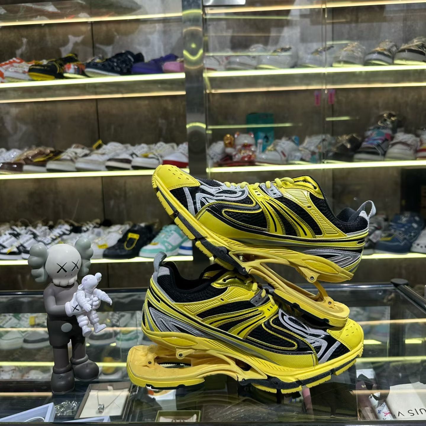 Balenciaga Balenciaga Yellow Lowtop Sneakers 8 Men Size US 8 / EU 41 - 4 Thumbnail