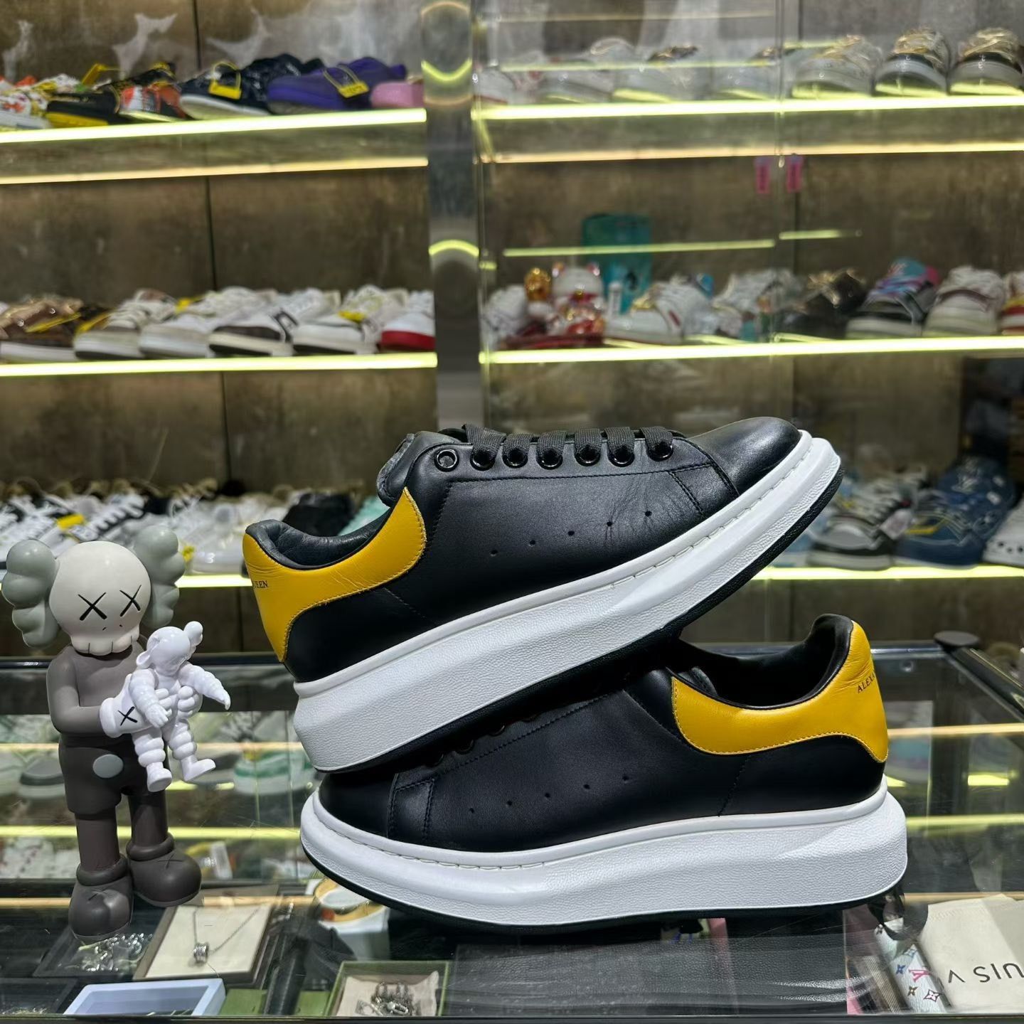 Alexander McQueen Alexander McQueen Leather Yellow Lowtop Sneakers 8 Men Size US 8 / EU 41 - 4 Thumbnail