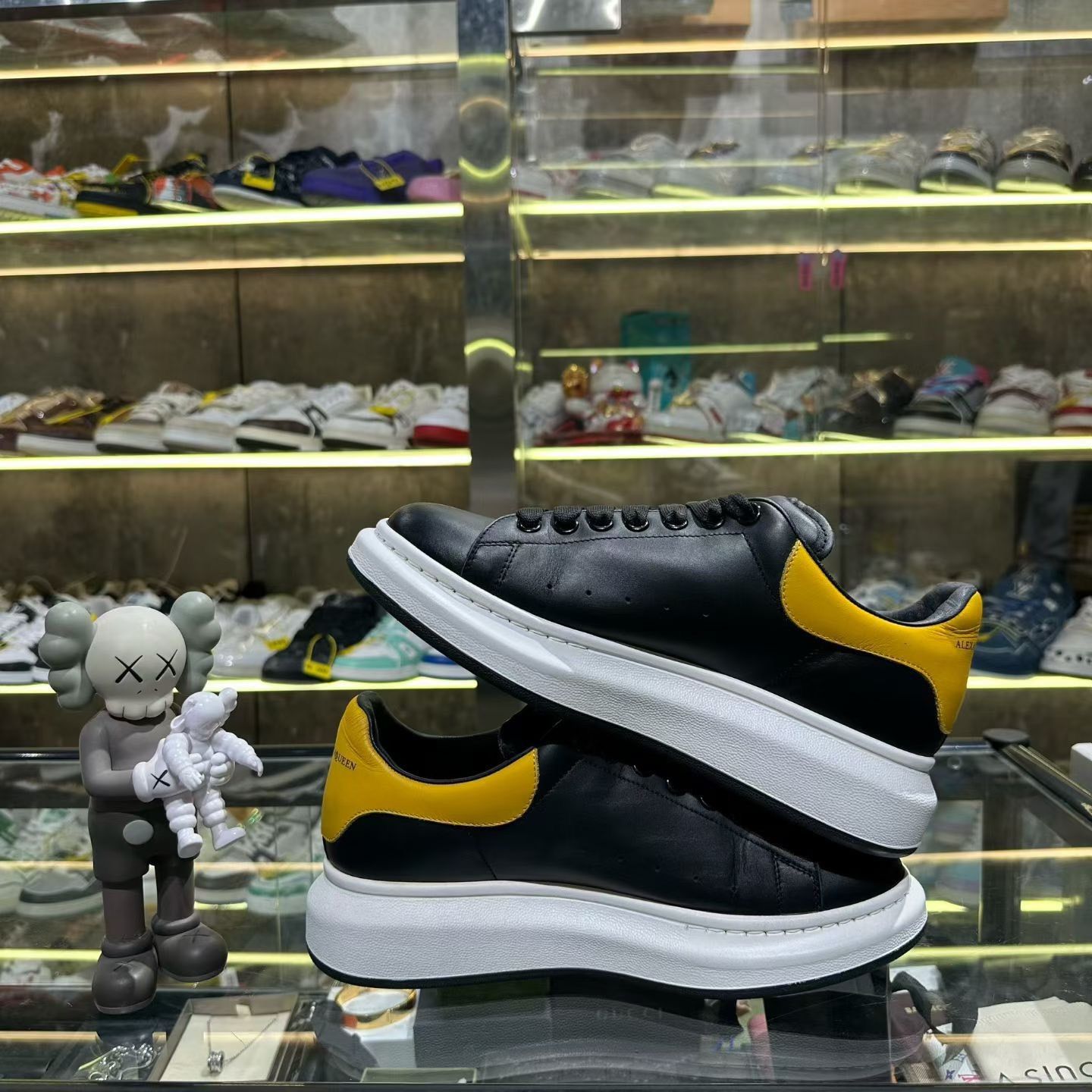 Alexander McQueen Alexander McQueen Leather Yellow Lowtop Sneakers 8 Men Size US 8 / EU 41 - 5 Thumbnail