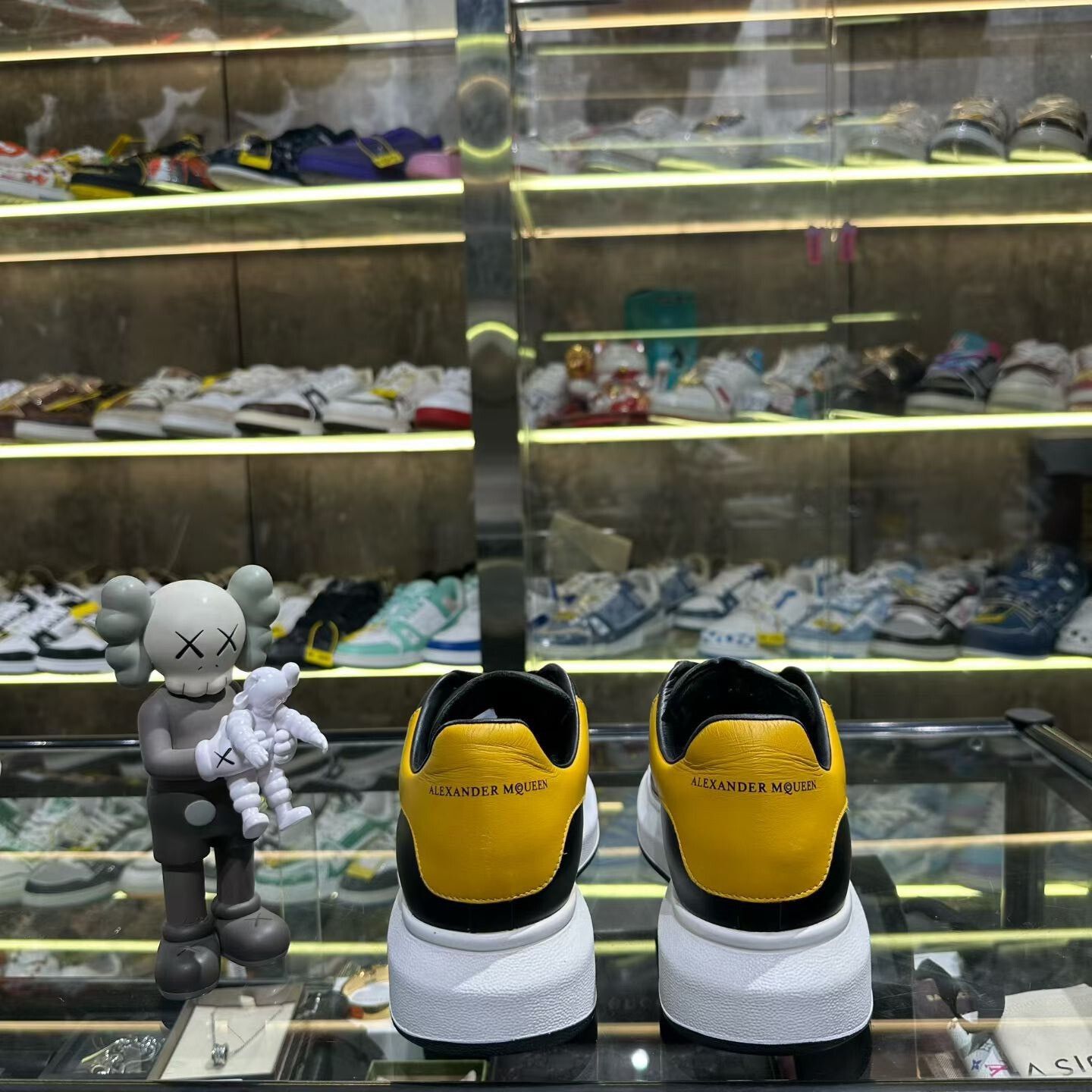 Alexander McQueen Alexander McQueen Leather Yellow Lowtop Sneakers 8 Men Size US 8 / EU 41 - 3 Thumbnail