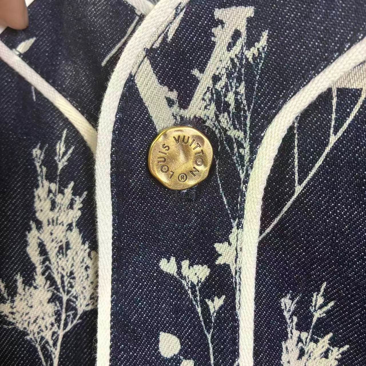 Louis Vuitton Louis Vuitton Denim Shirt xl Men Size US XL / EU 56 / 4 - 7 Thumbnail