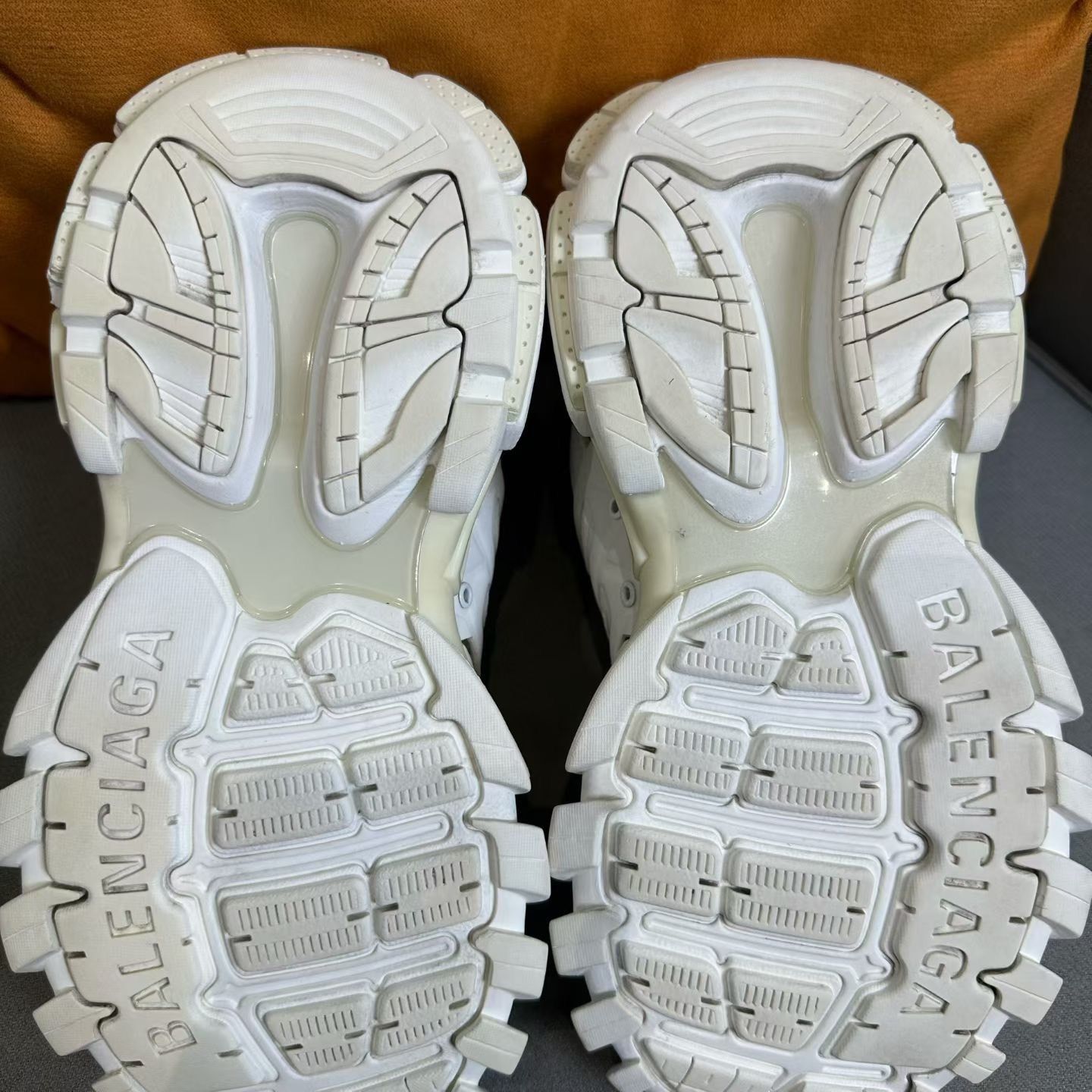 Balenciaga Balenciaga White Lowtop Sneakers us_7 Women Size US 7 / IT 37 - 8 Thumbnail