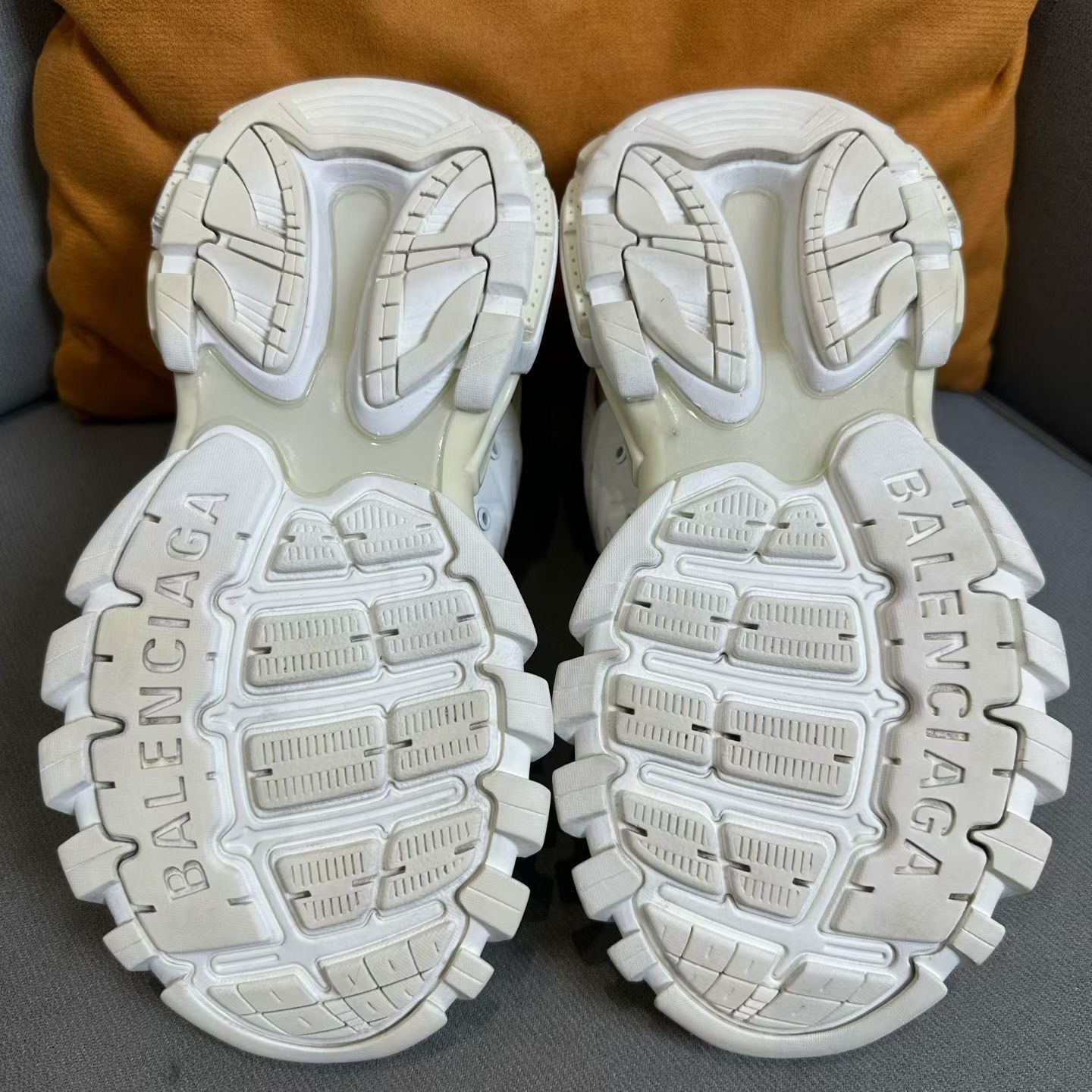Balenciaga Balenciaga White Lowtop Sneakers us_7 Women Size US 7 / IT 37 - 7 Thumbnail