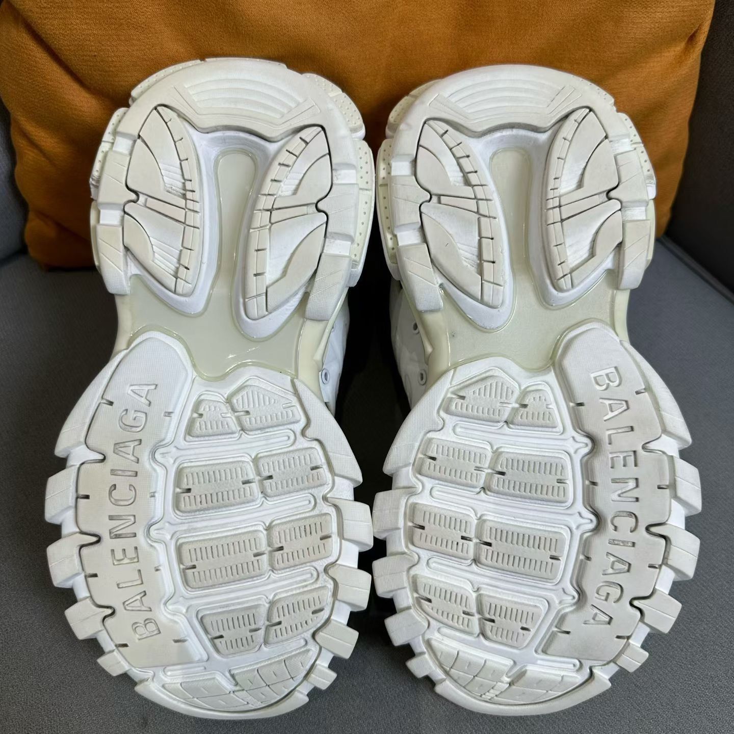 Balenciaga Balenciaga White Lowtop Sneakers us_7 Women Size US 7 / IT 37 - 6 Thumbnail