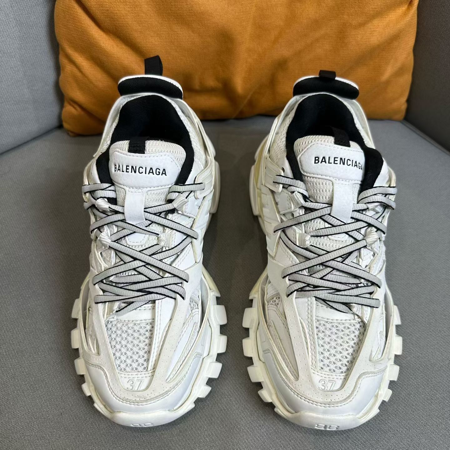 Balenciaga Balenciaga White Lowtop Sneakers us_7 Women Size US 7 / IT 37 - 2 Thumbnail