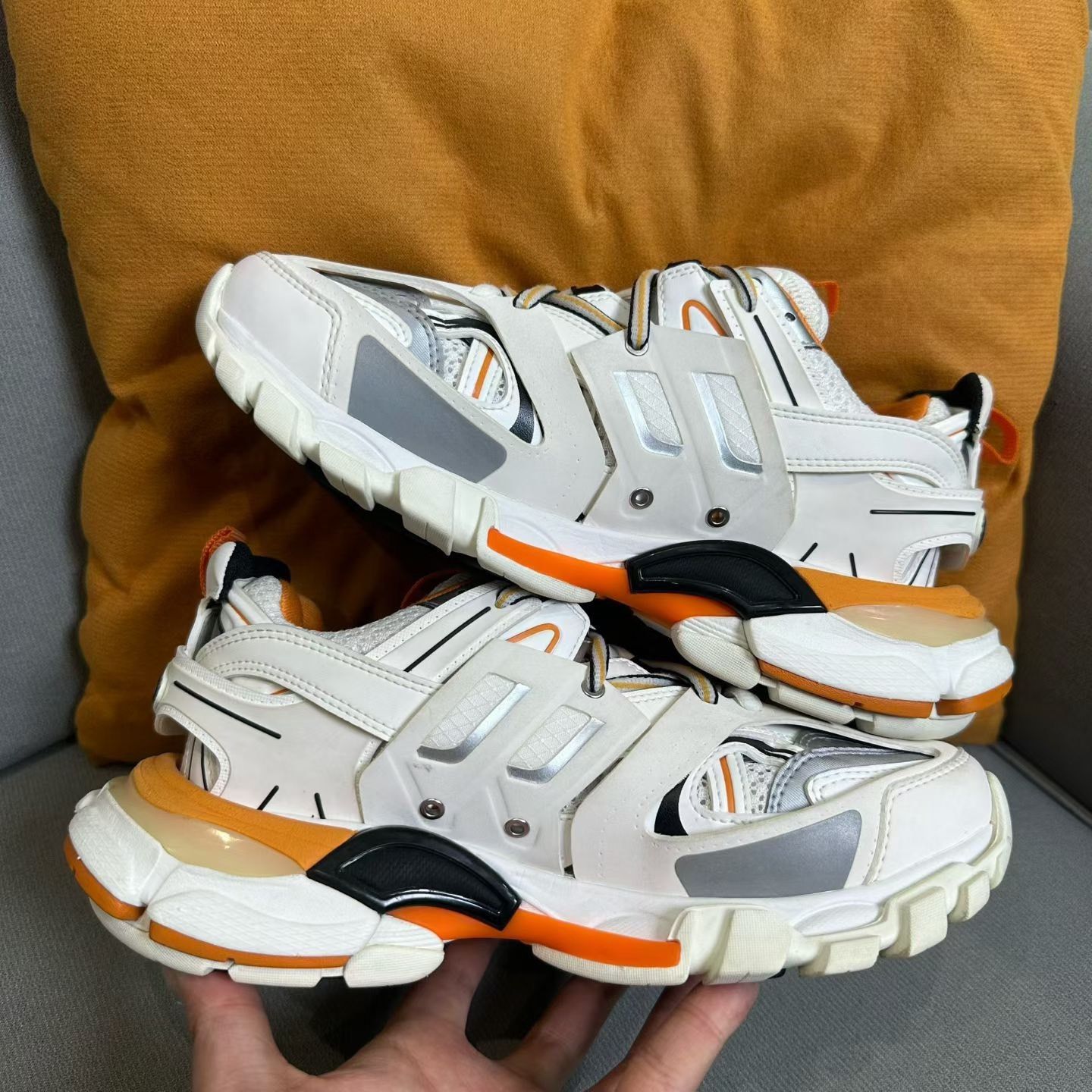 Balenciaga Balenciaga White Lowtop Sneakers us_6 Women Size US 6 / IT 36 - 4 Thumbnail